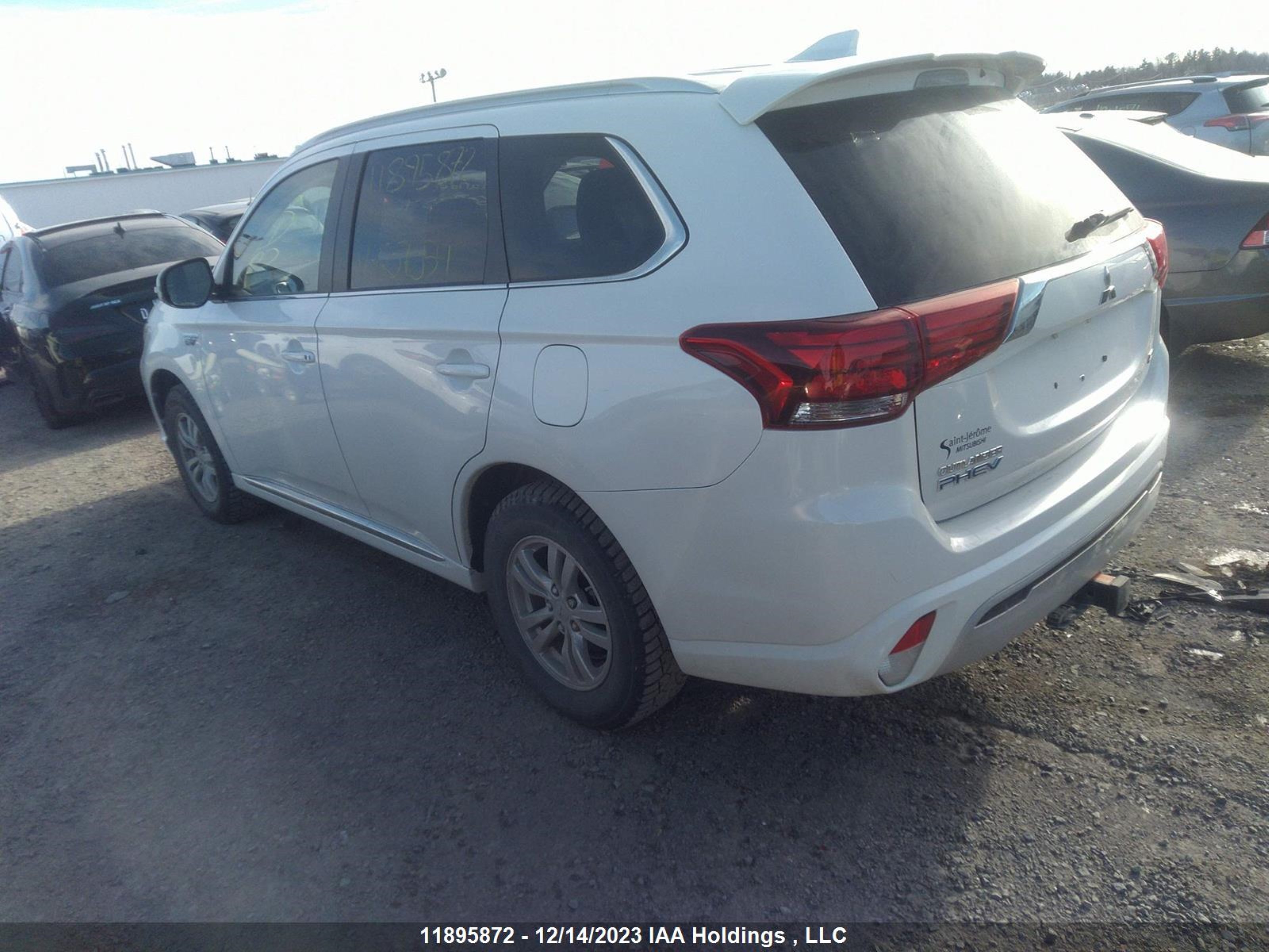 Photo 2 VIN: JA4J2VA74NZ607054 - MITSUBISHI OUTLANDER 