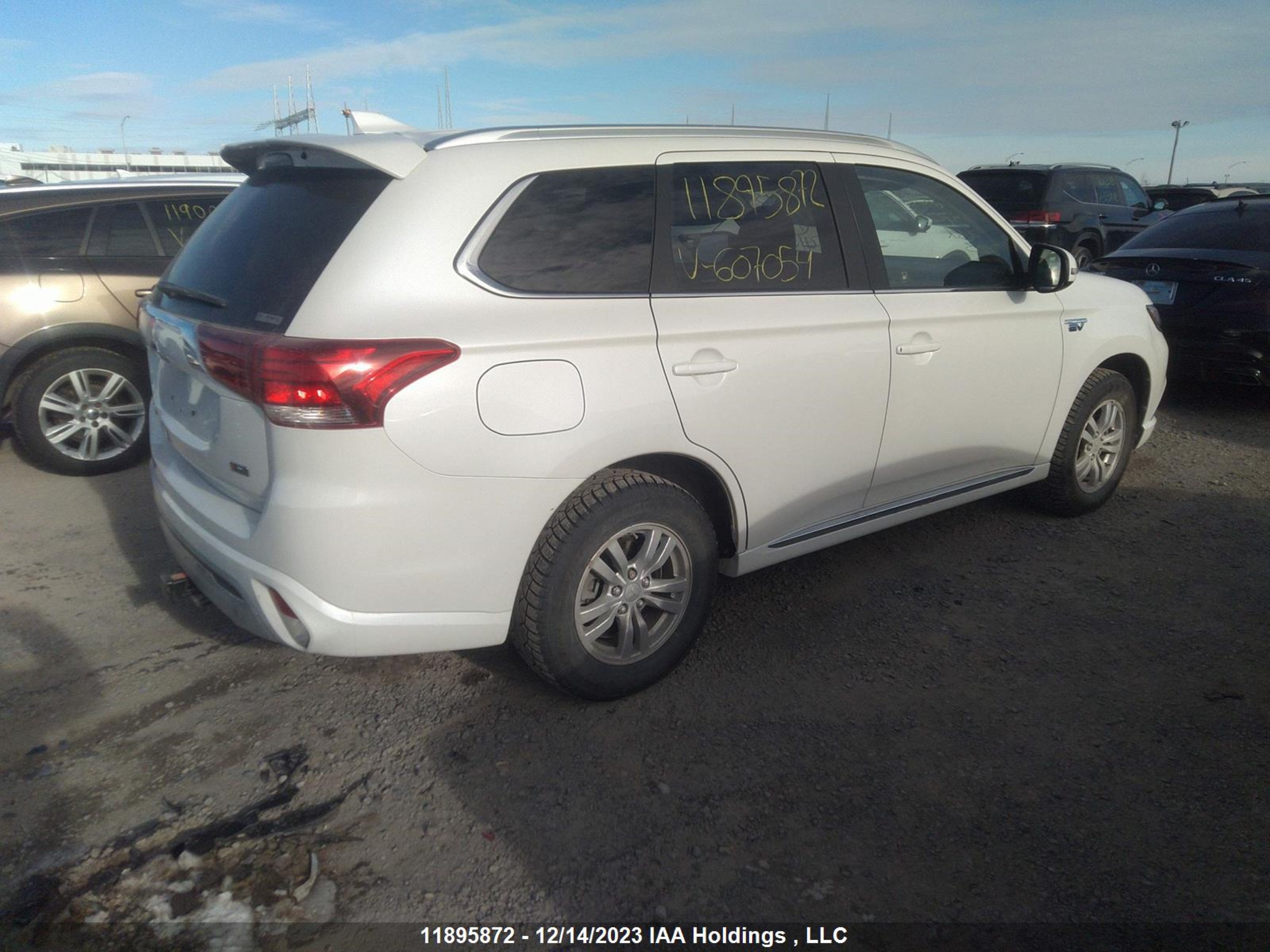 Photo 3 VIN: JA4J2VA74NZ607054 - MITSUBISHI OUTLANDER 