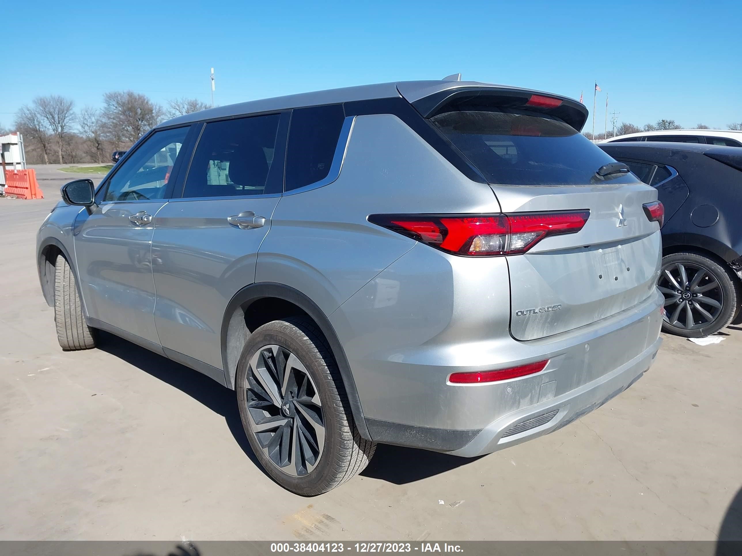 Photo 2 VIN: JA4J3UA81PZ023097 - MITSUBISHI OUTLANDER 