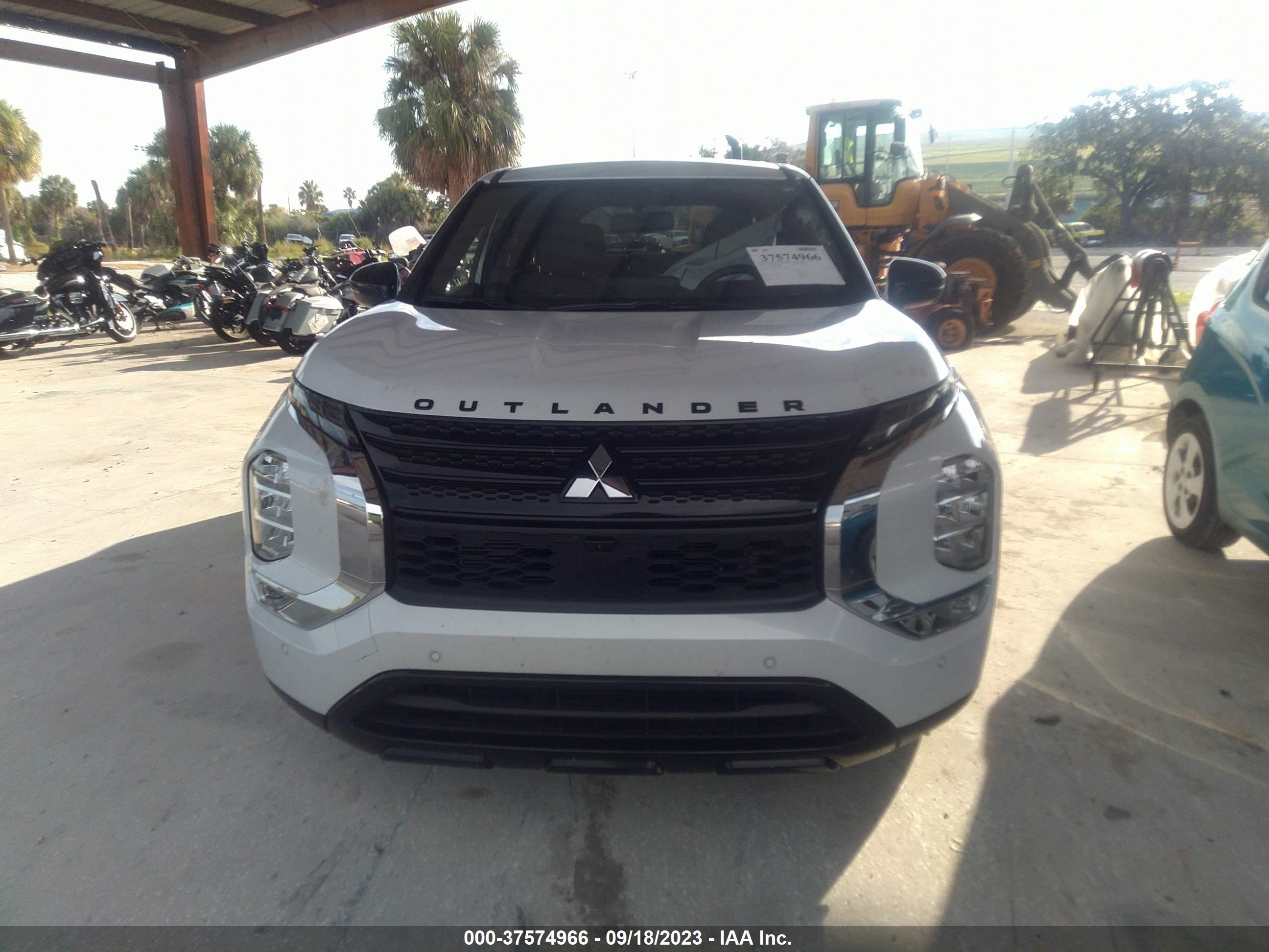 Photo 11 VIN: JA4J3UA85PZ008876 - MITSUBISHI OUTLANDER 