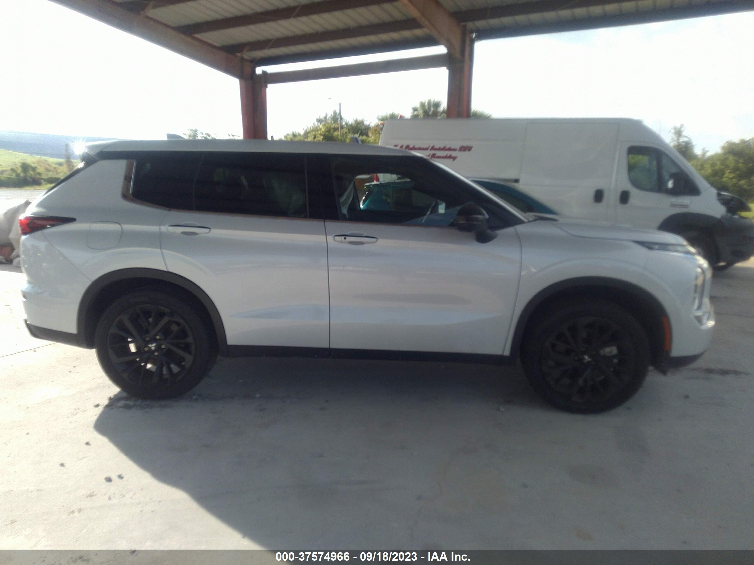 Photo 12 VIN: JA4J3UA85PZ008876 - MITSUBISHI OUTLANDER 