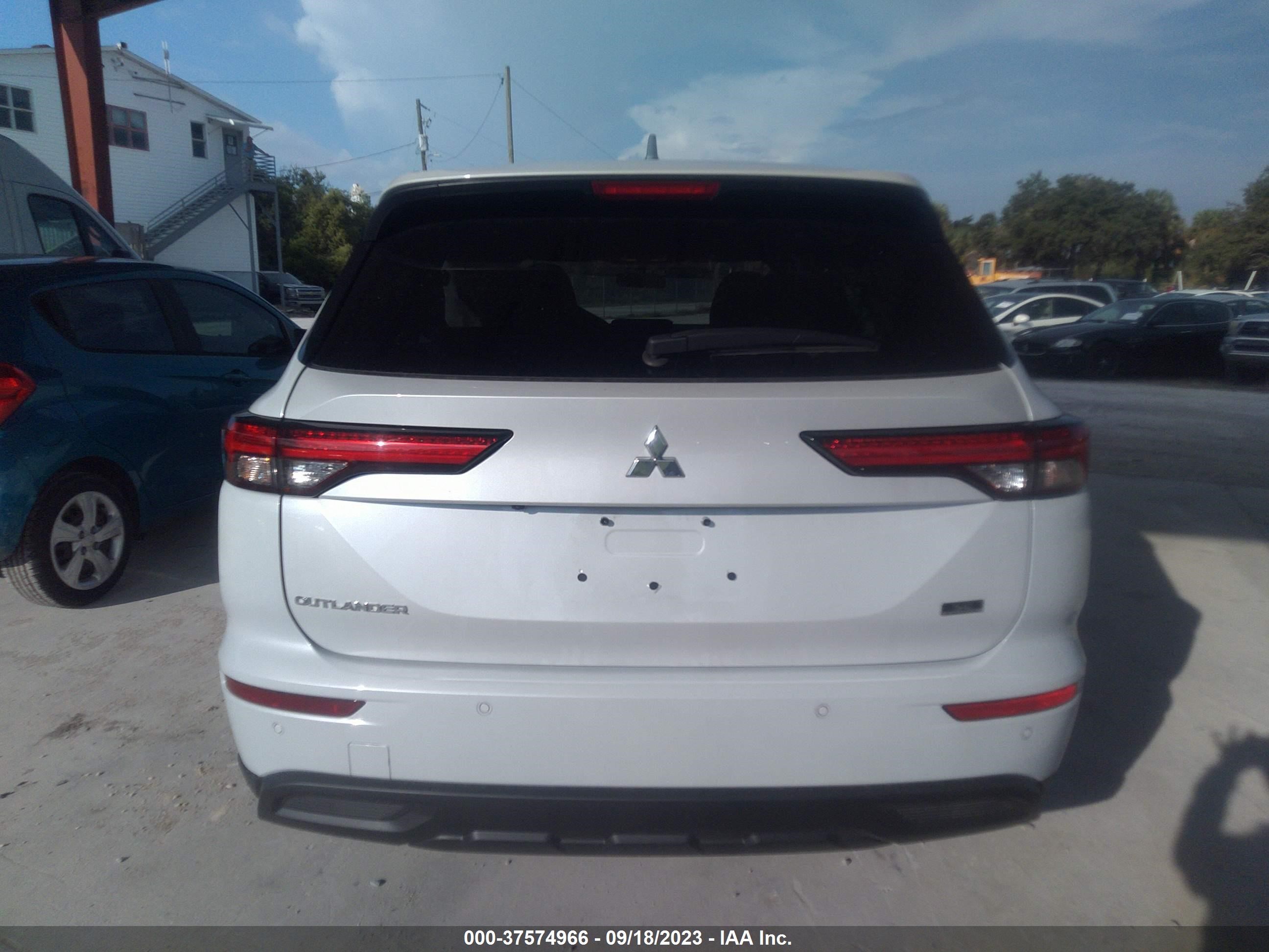 Photo 15 VIN: JA4J3UA85PZ008876 - MITSUBISHI OUTLANDER 