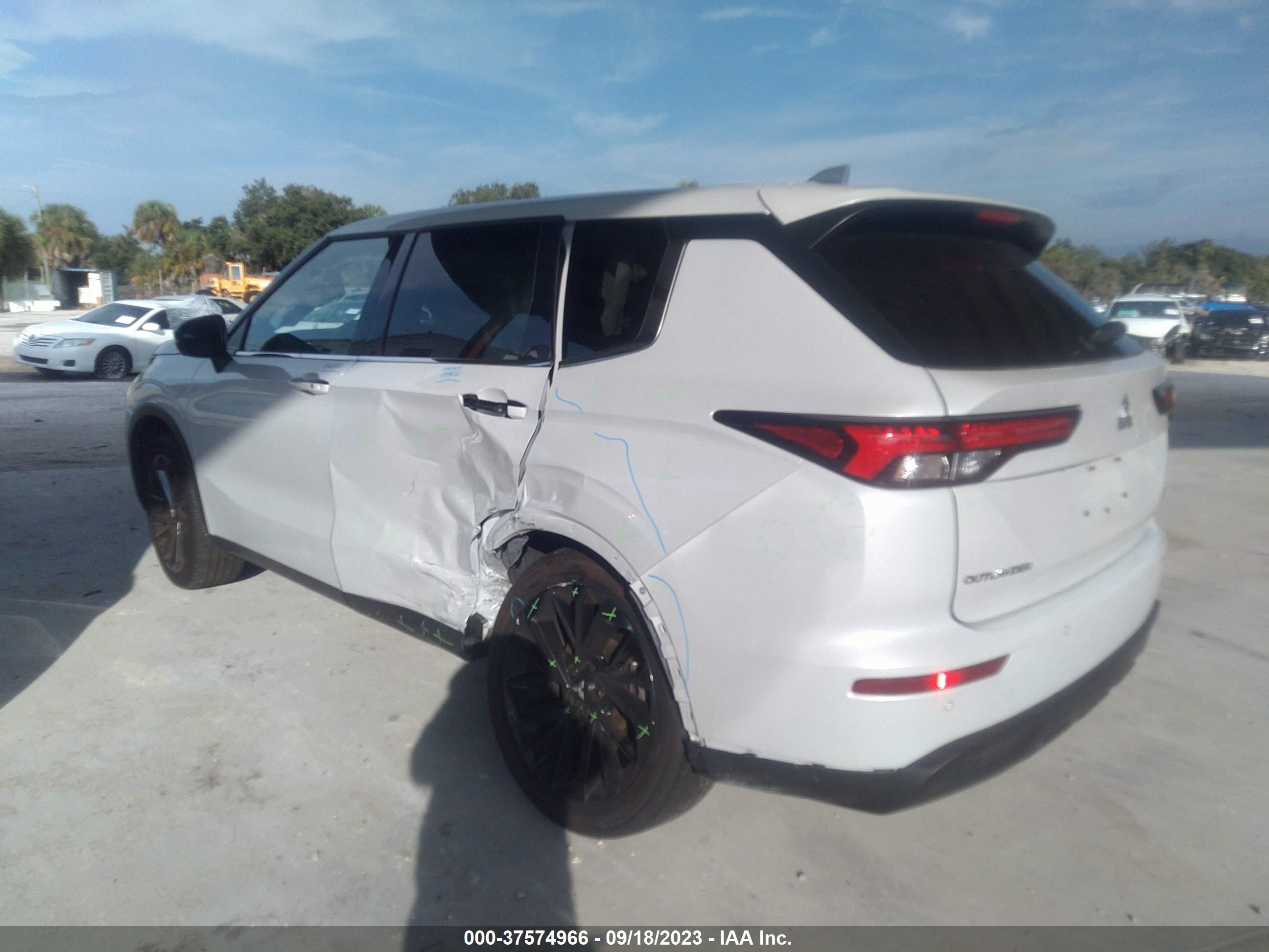 Photo 2 VIN: JA4J3UA85PZ008876 - MITSUBISHI OUTLANDER 