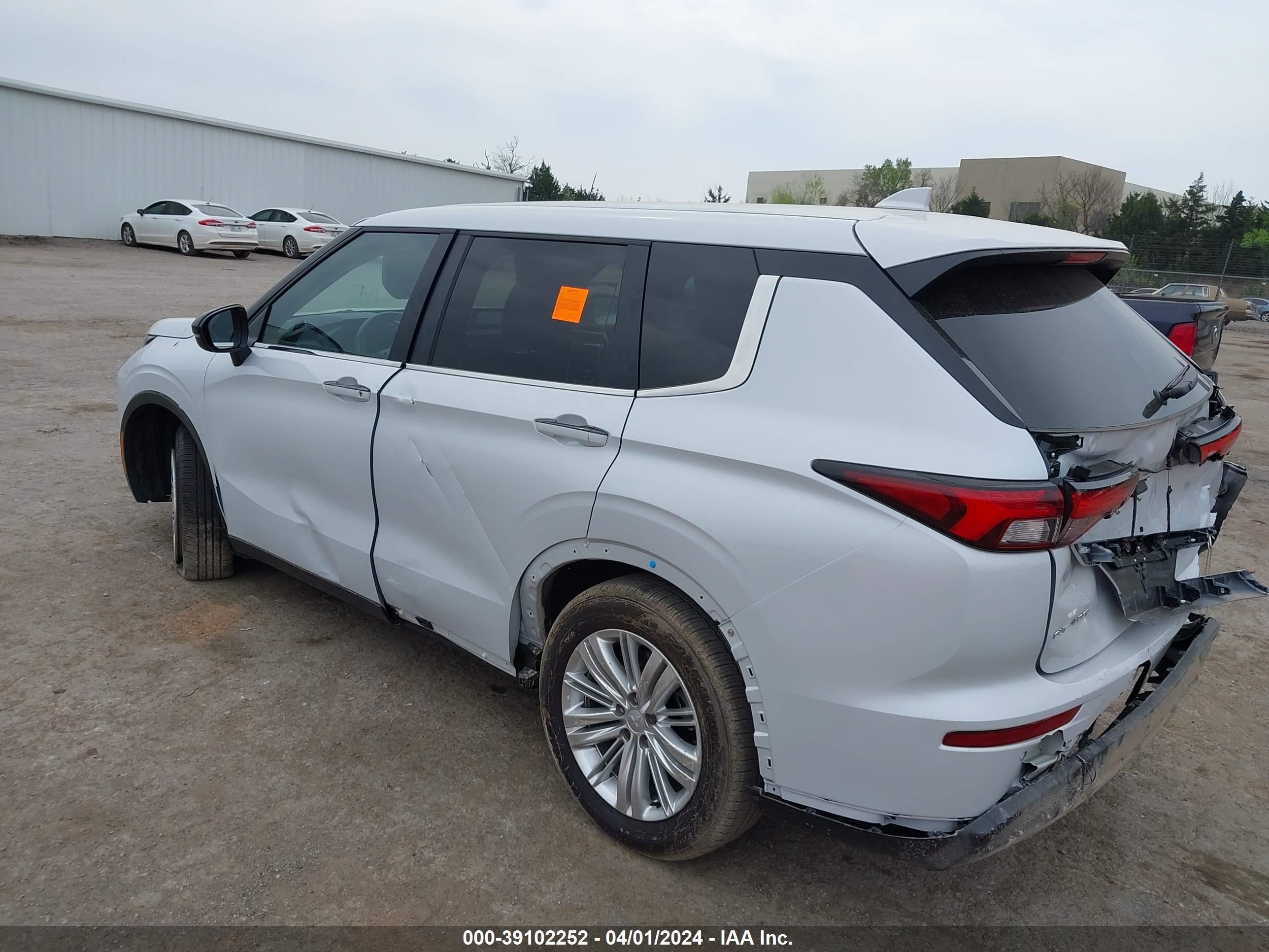 Photo 2 VIN: JA4J3UA89RZ017311 - MITSUBISHI OUTLANDER 