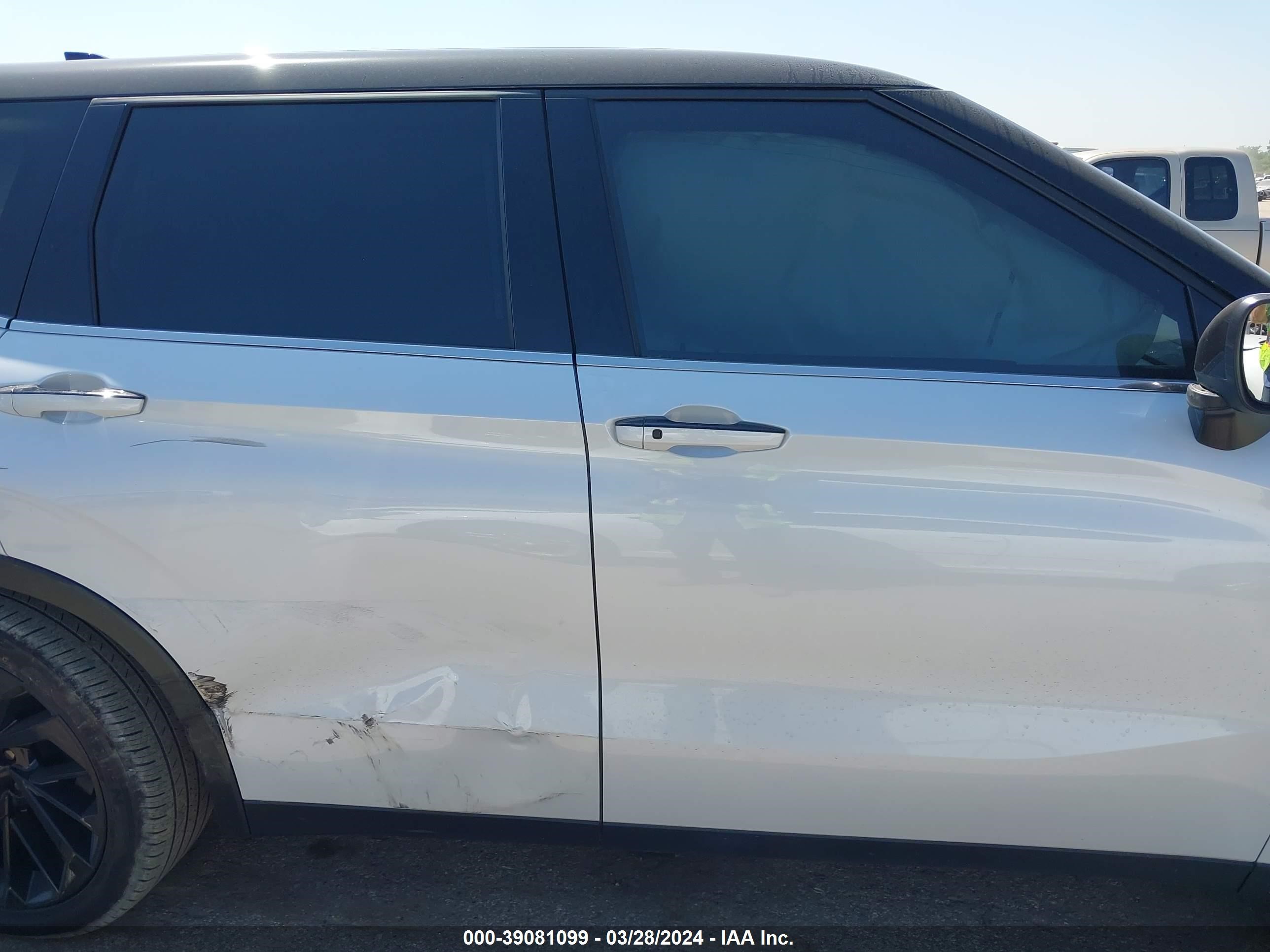 Photo 11 VIN: JA4J3VA80PZ043184 - MITSUBISHI OUTLANDER 