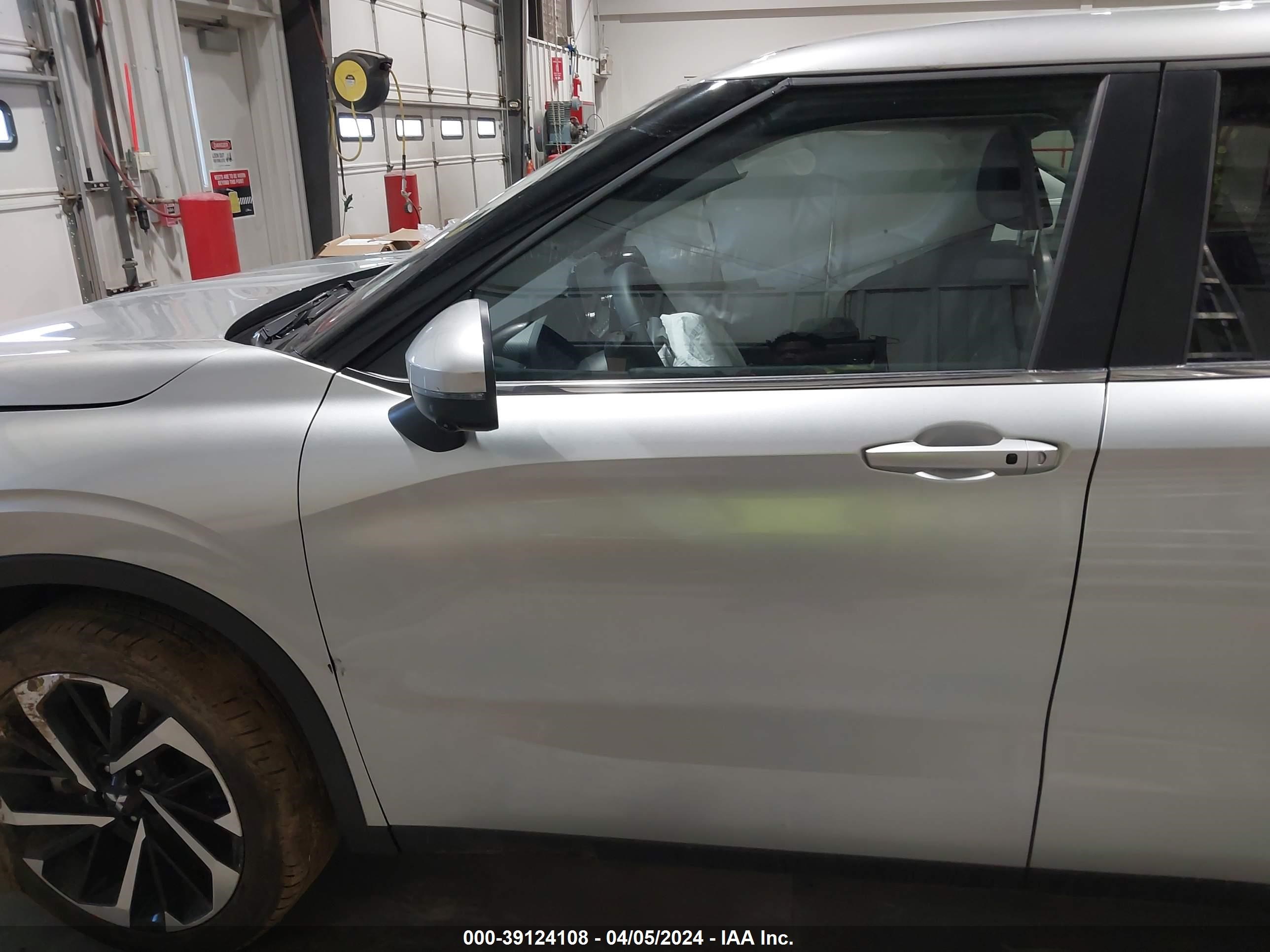 Photo 12 VIN: JA4J3VA83RZ013468 - MITSUBISHI OUTLANDER 