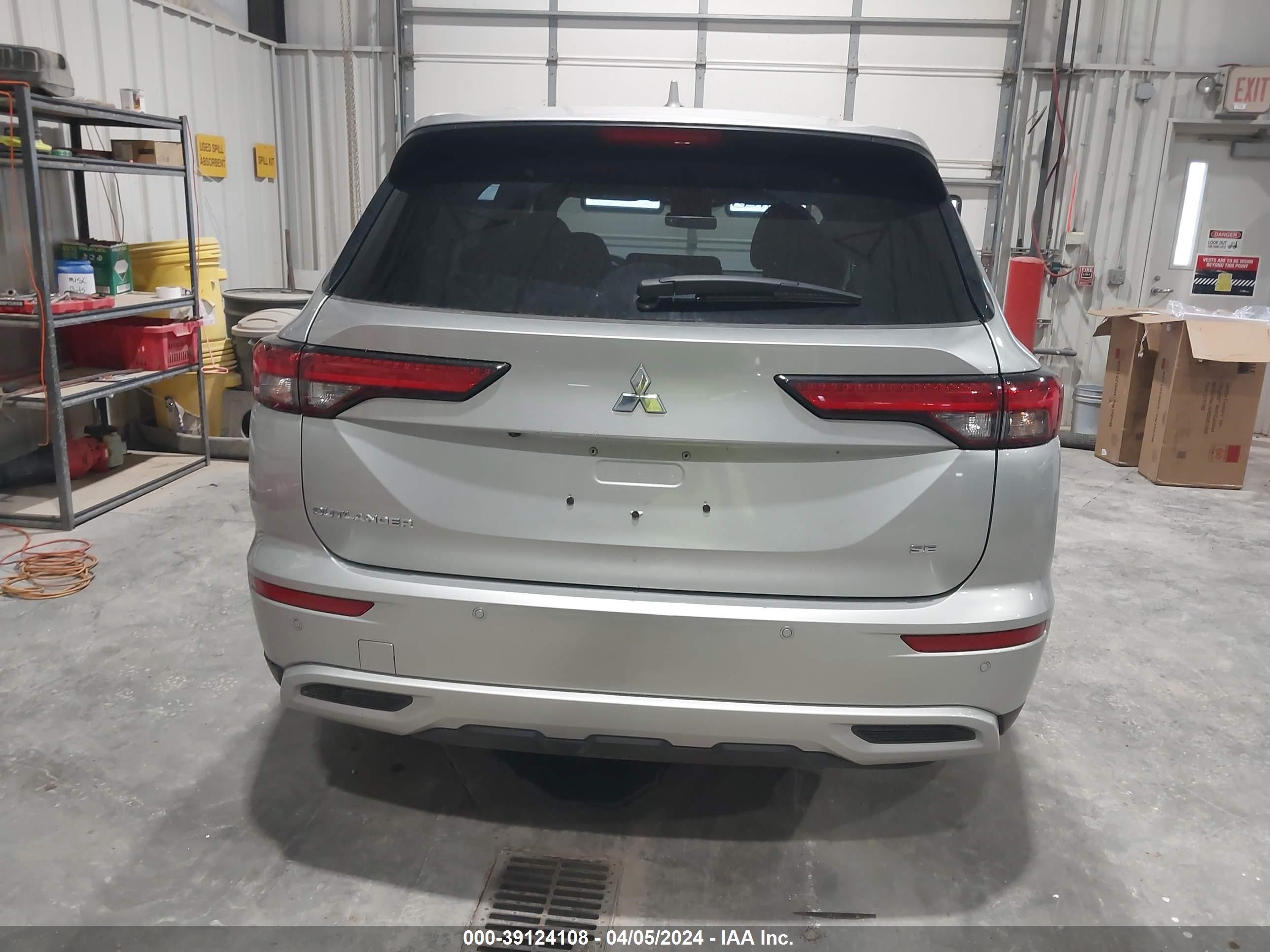 Photo 14 VIN: JA4J3VA83RZ013468 - MITSUBISHI OUTLANDER 