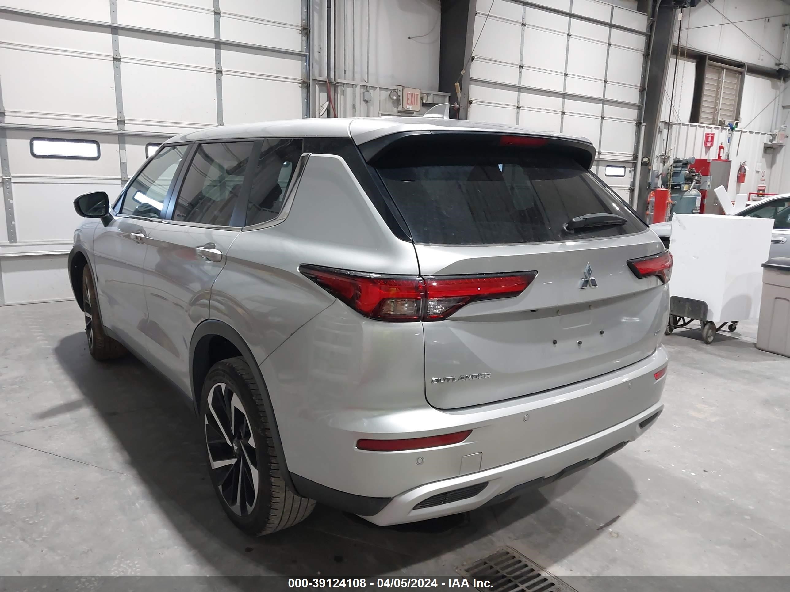 Photo 2 VIN: JA4J3VA83RZ013468 - MITSUBISHI OUTLANDER 