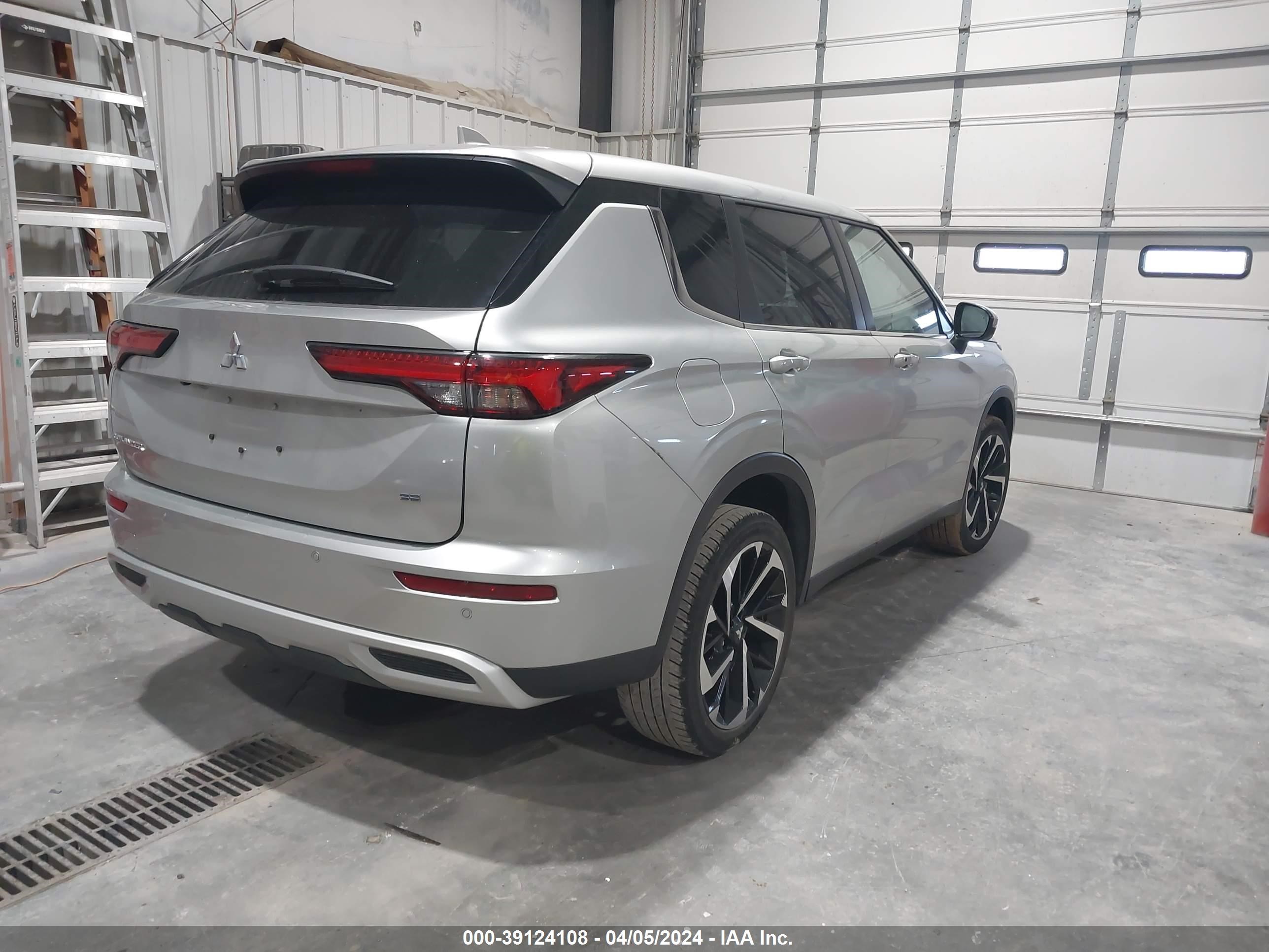 Photo 3 VIN: JA4J3VA83RZ013468 - MITSUBISHI OUTLANDER 