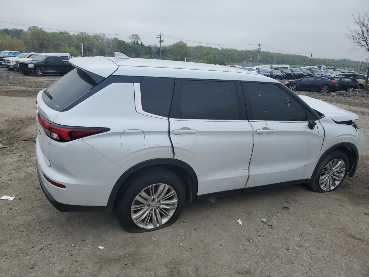 Photo 2 VIN: JA4J4TA82PZ020720 - MITSUBISHI OUTLANDER 