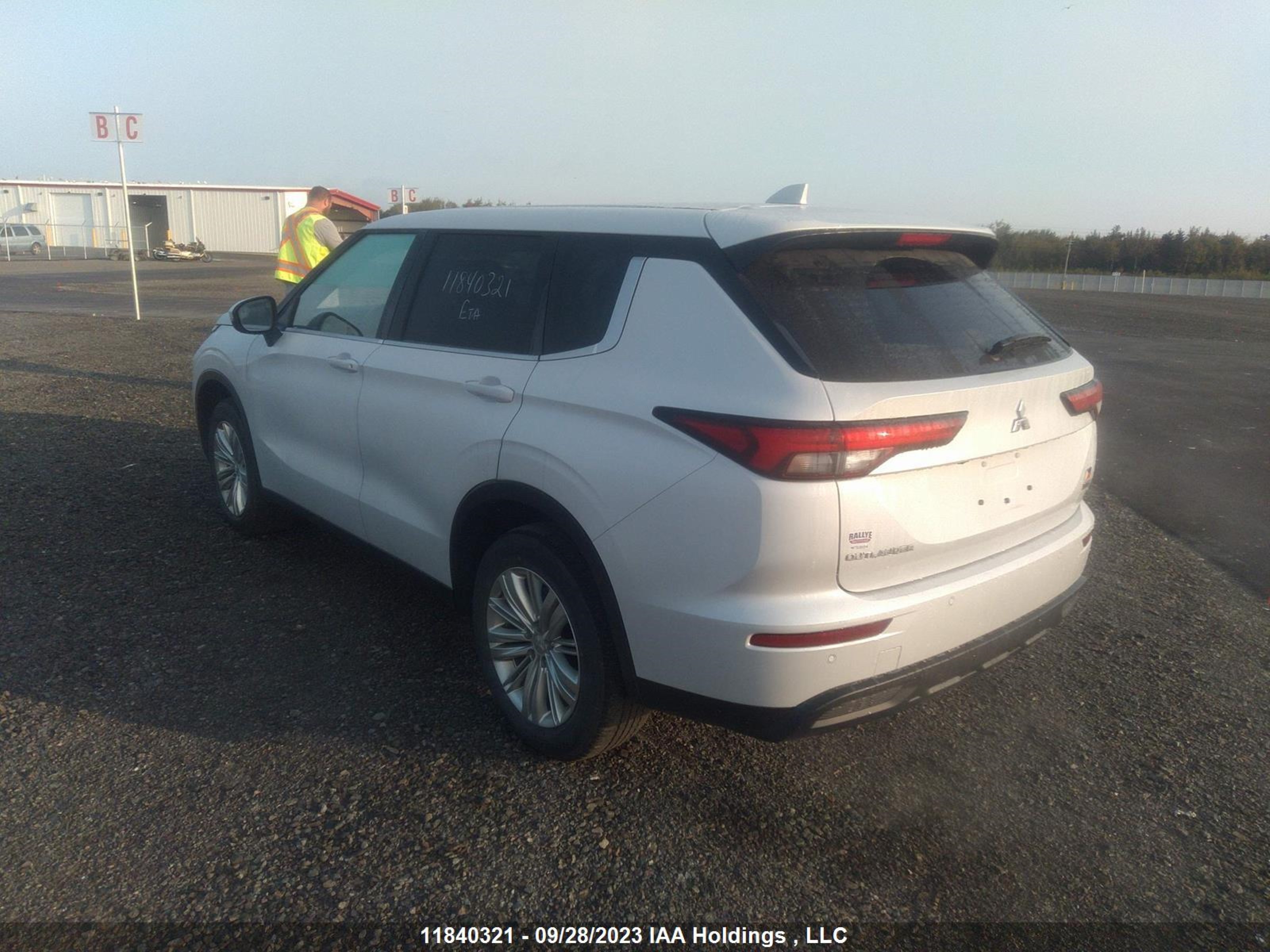 Photo 2 VIN: JA4J4TA84NZ614805 - MITSUBISHI OUTLANDER 