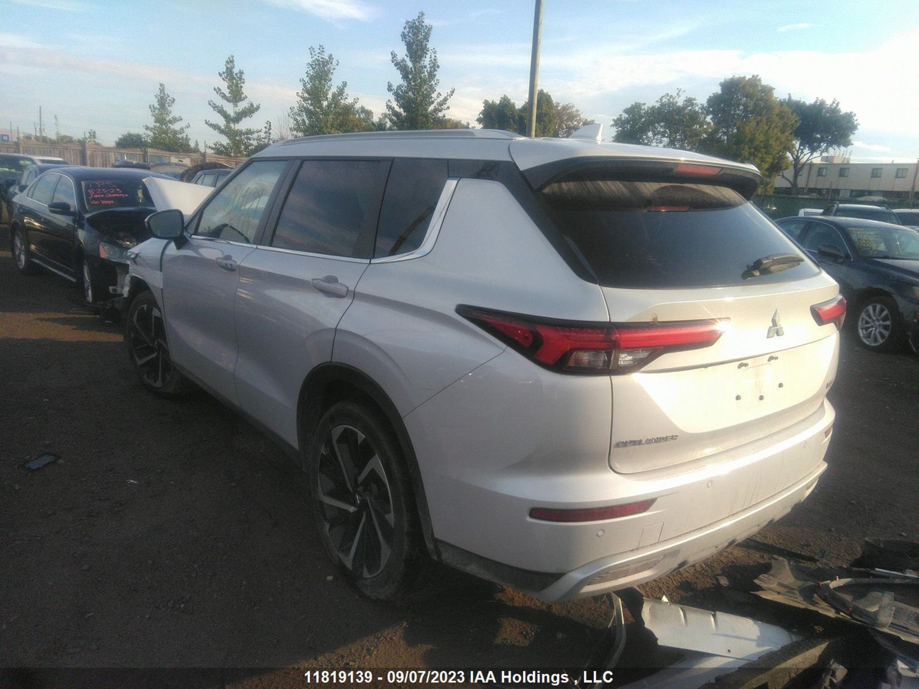 Photo 2 VIN: JA4J4UA80NZ607811 - MITSUBISHI OUTLANDER 