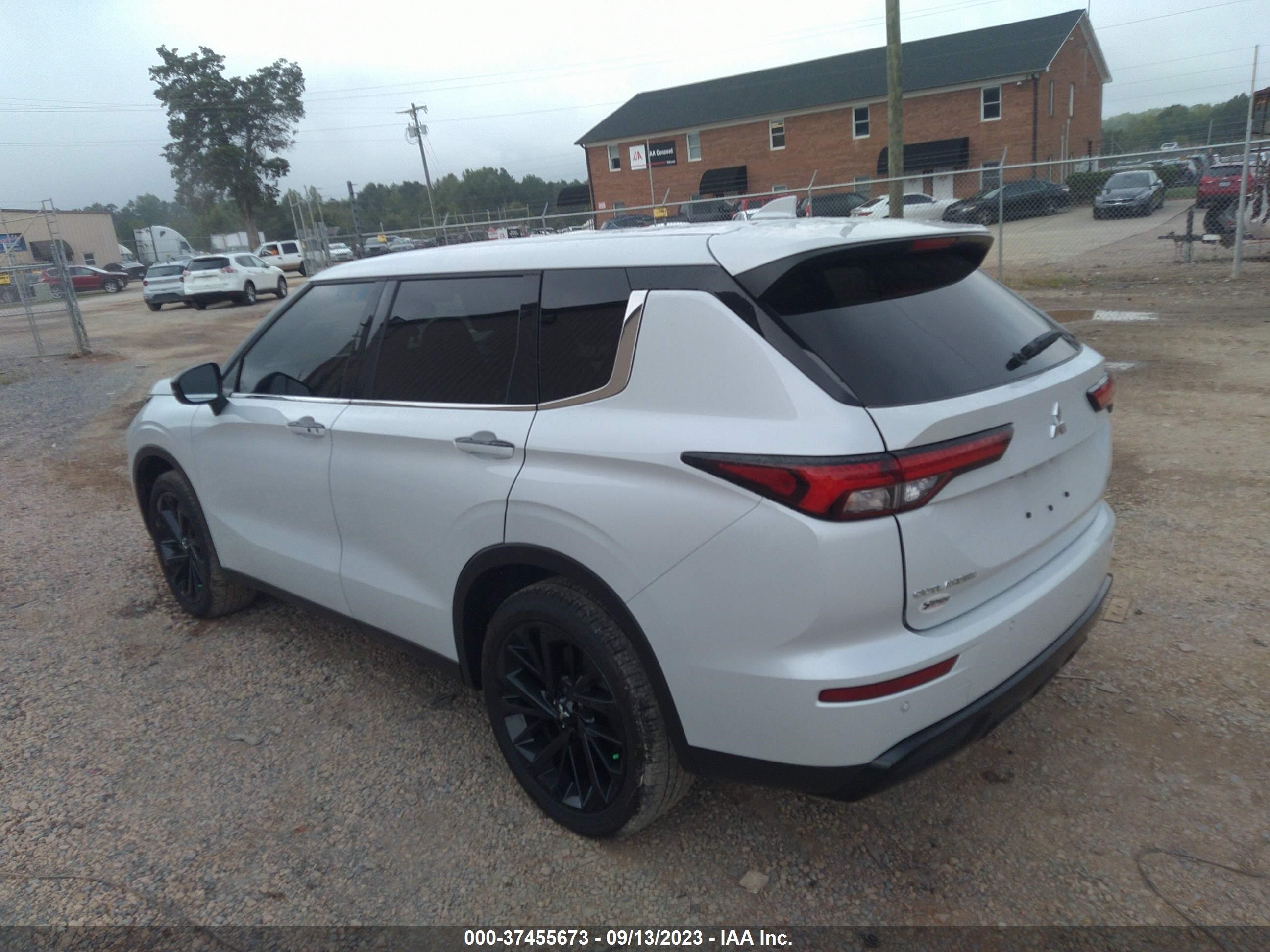 Photo 2 VIN: JA4J4UA80PZ022164 - MITSUBISHI OUTLANDER 