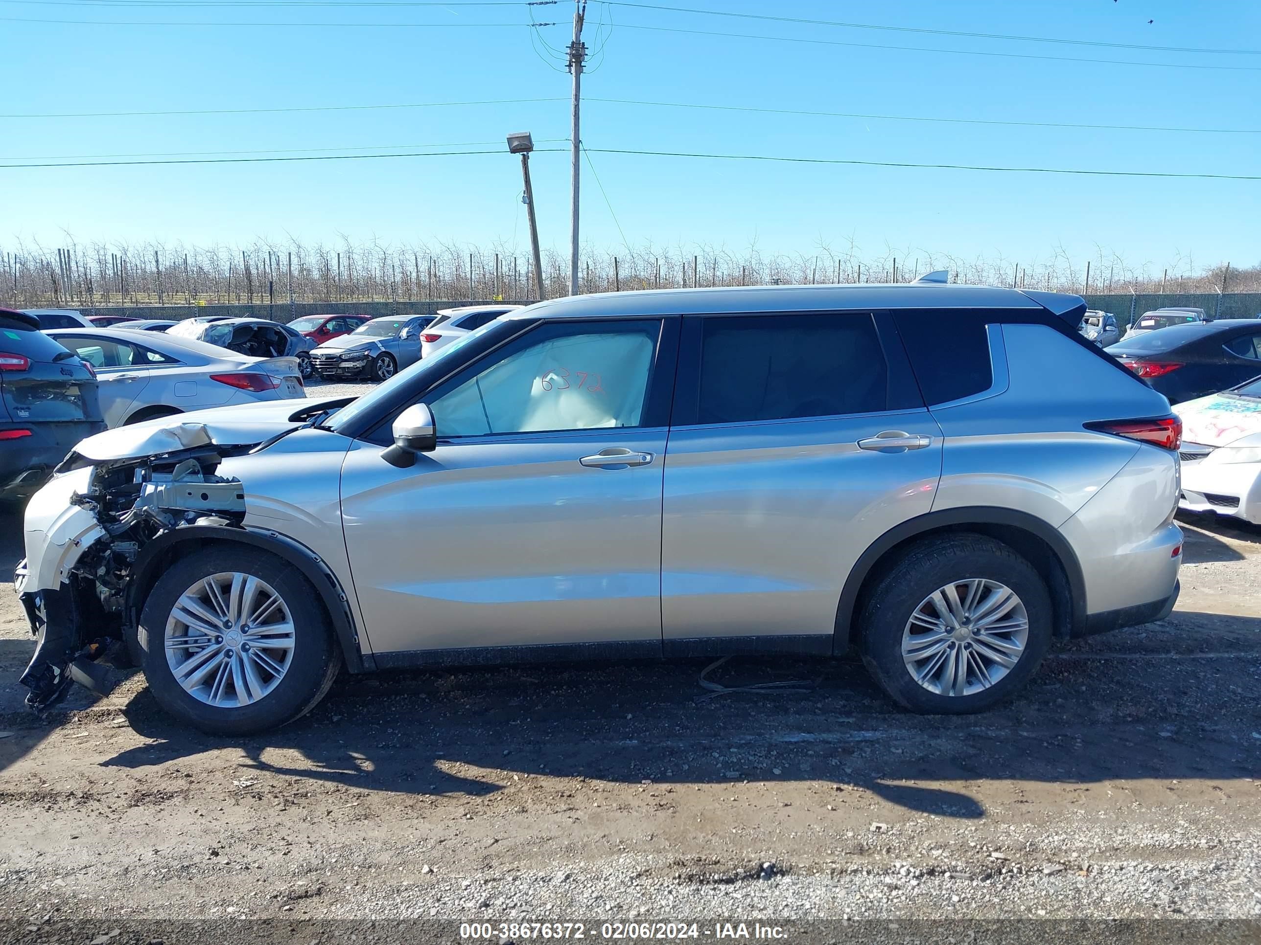 Photo 13 VIN: JA4J4UA82RZ004025 - MITSUBISHI OUTLANDER 