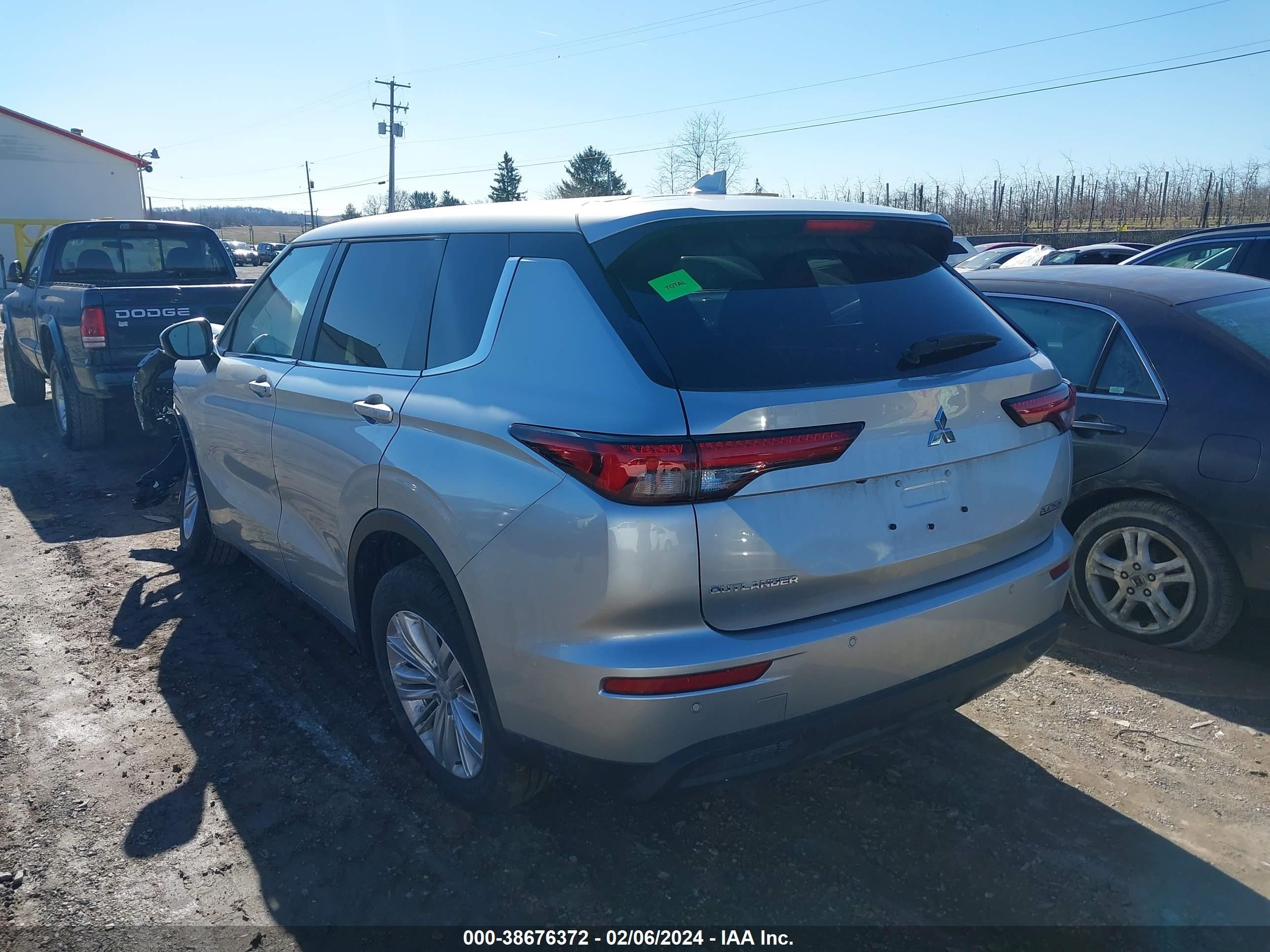 Photo 2 VIN: JA4J4UA82RZ004025 - MITSUBISHI OUTLANDER 