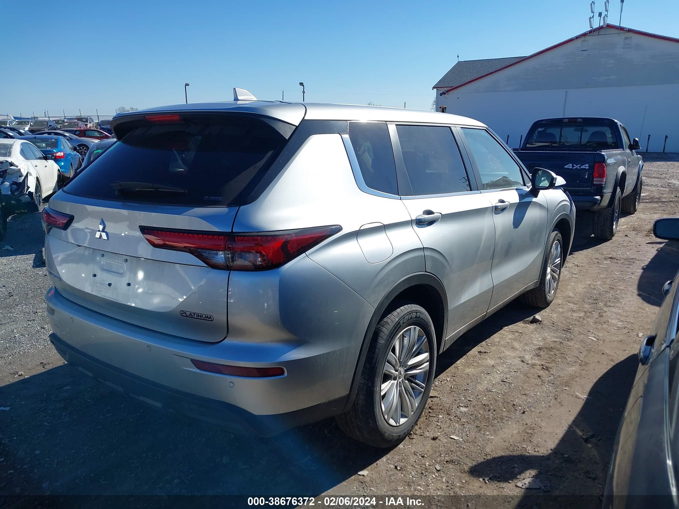 Photo 3 VIN: JA4J4UA82RZ004025 - MITSUBISHI OUTLANDER 