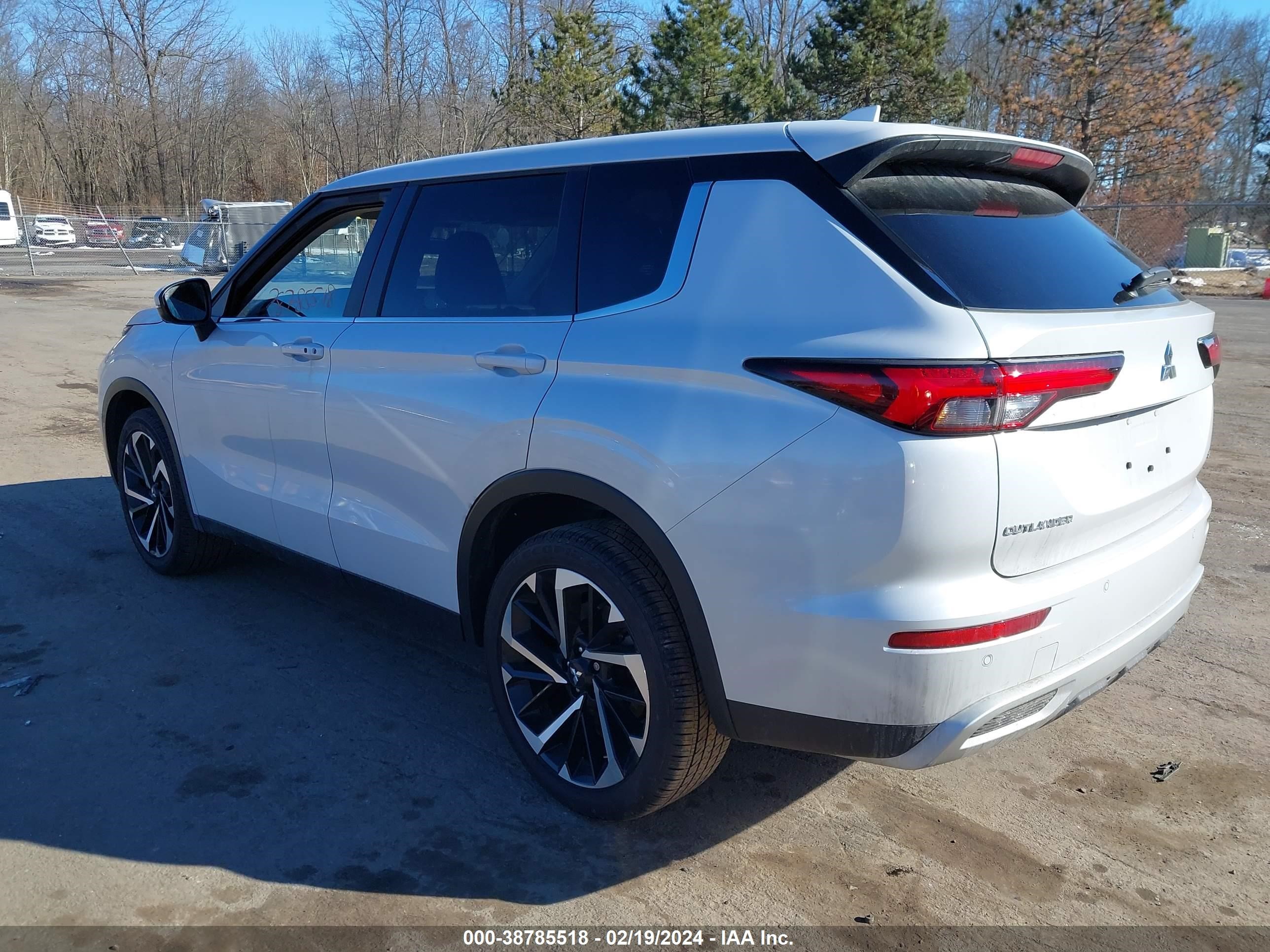 Photo 2 VIN: JA4J4VA80RZ008774 - MITSUBISHI OUTLANDER 