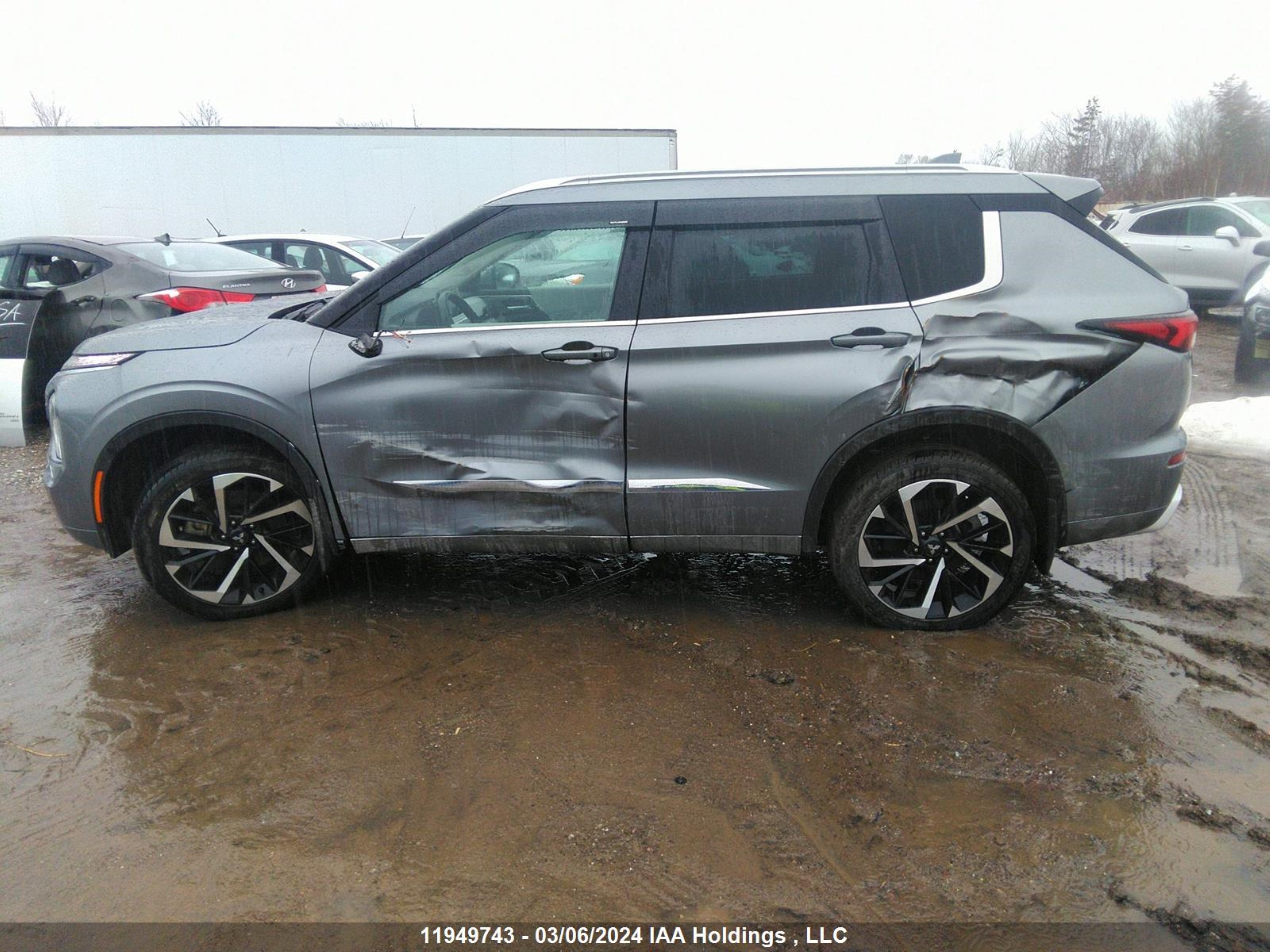 Photo 14 VIN: JA4J4VA82PZ617684 - MITSUBISHI OUTLANDER 