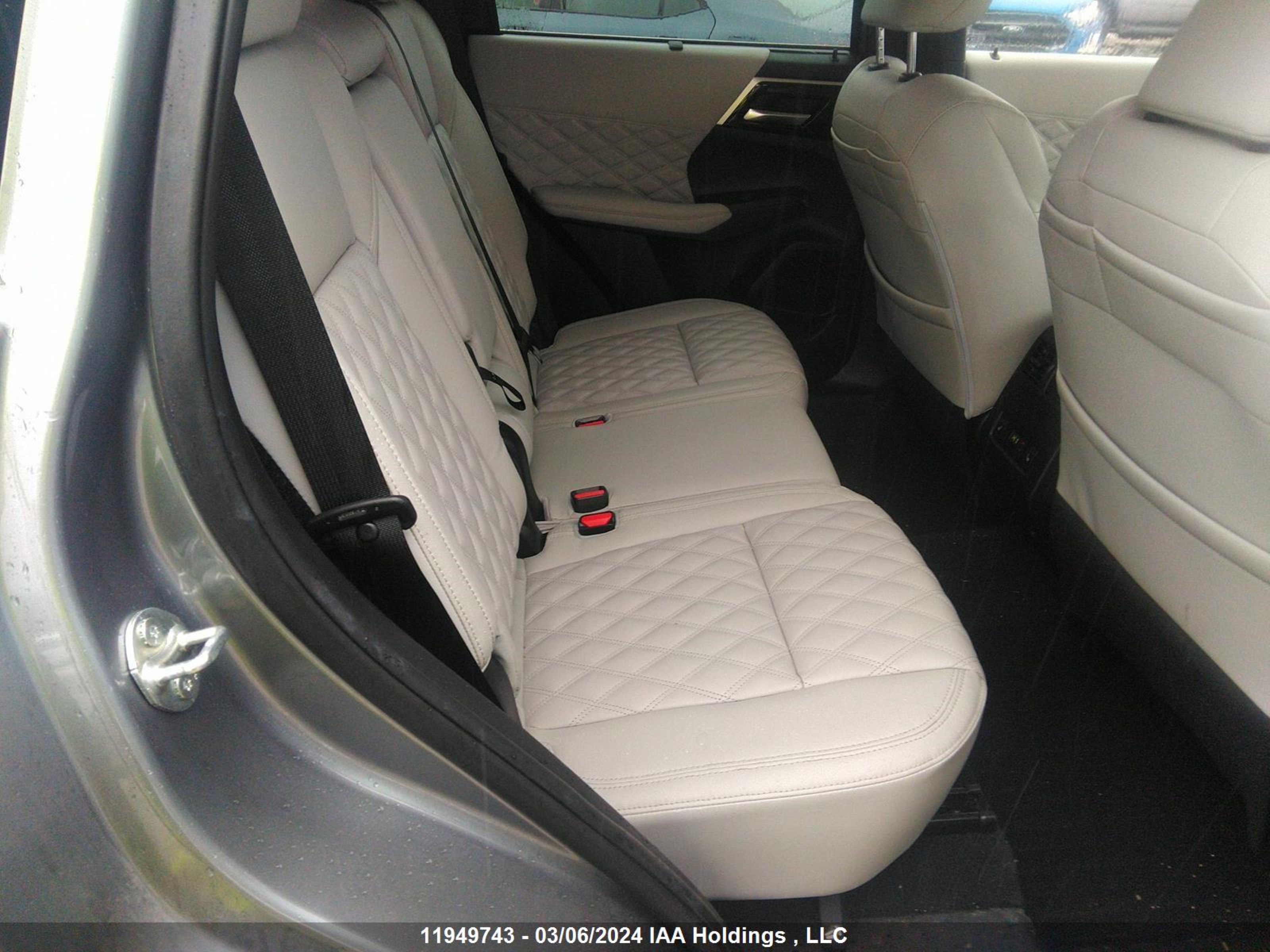 Photo 7 VIN: JA4J4VA82PZ617684 - MITSUBISHI OUTLANDER 