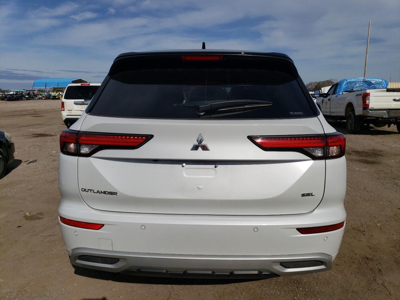 Photo 5 VIN: JA4J4VA84PZ013201 - MITSUBISHI OUTLANDER 