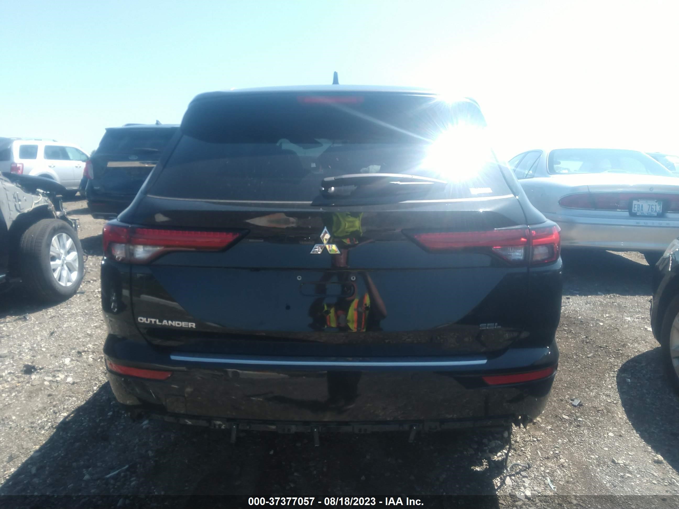 Photo 15 VIN: JA4J4VA88PZ019888 - MITSUBISHI OUTLANDER 