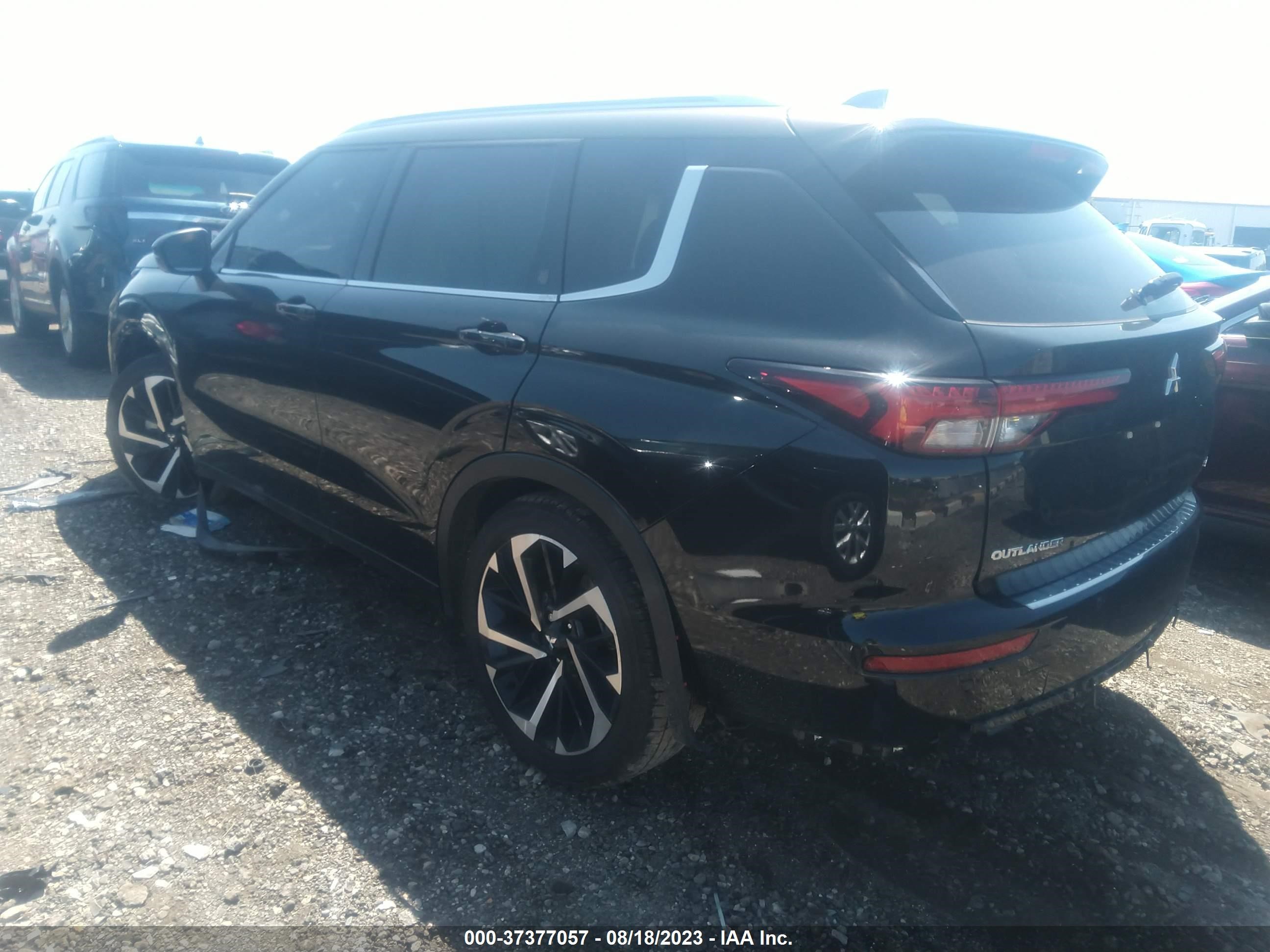 Photo 2 VIN: JA4J4VA88PZ019888 - MITSUBISHI OUTLANDER 