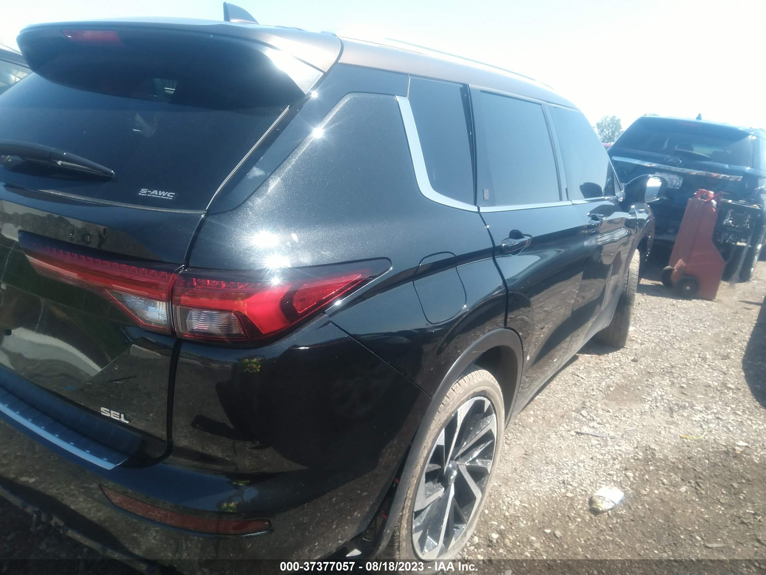 Photo 3 VIN: JA4J4VA88PZ019888 - MITSUBISHI OUTLANDER 