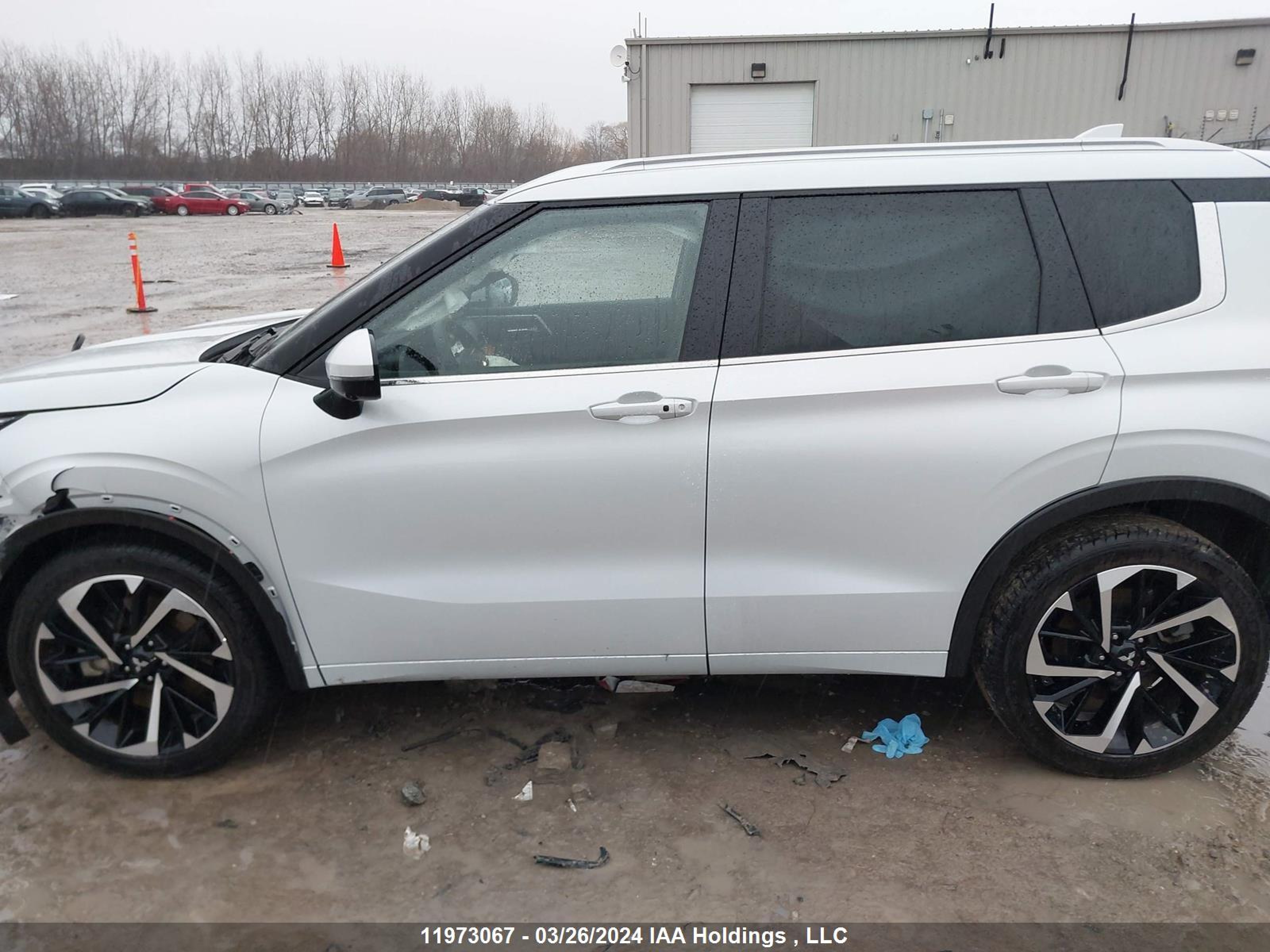 Photo 13 VIN: JA4J4VA8XPZ618467 - MITSUBISHI OUTLANDER 