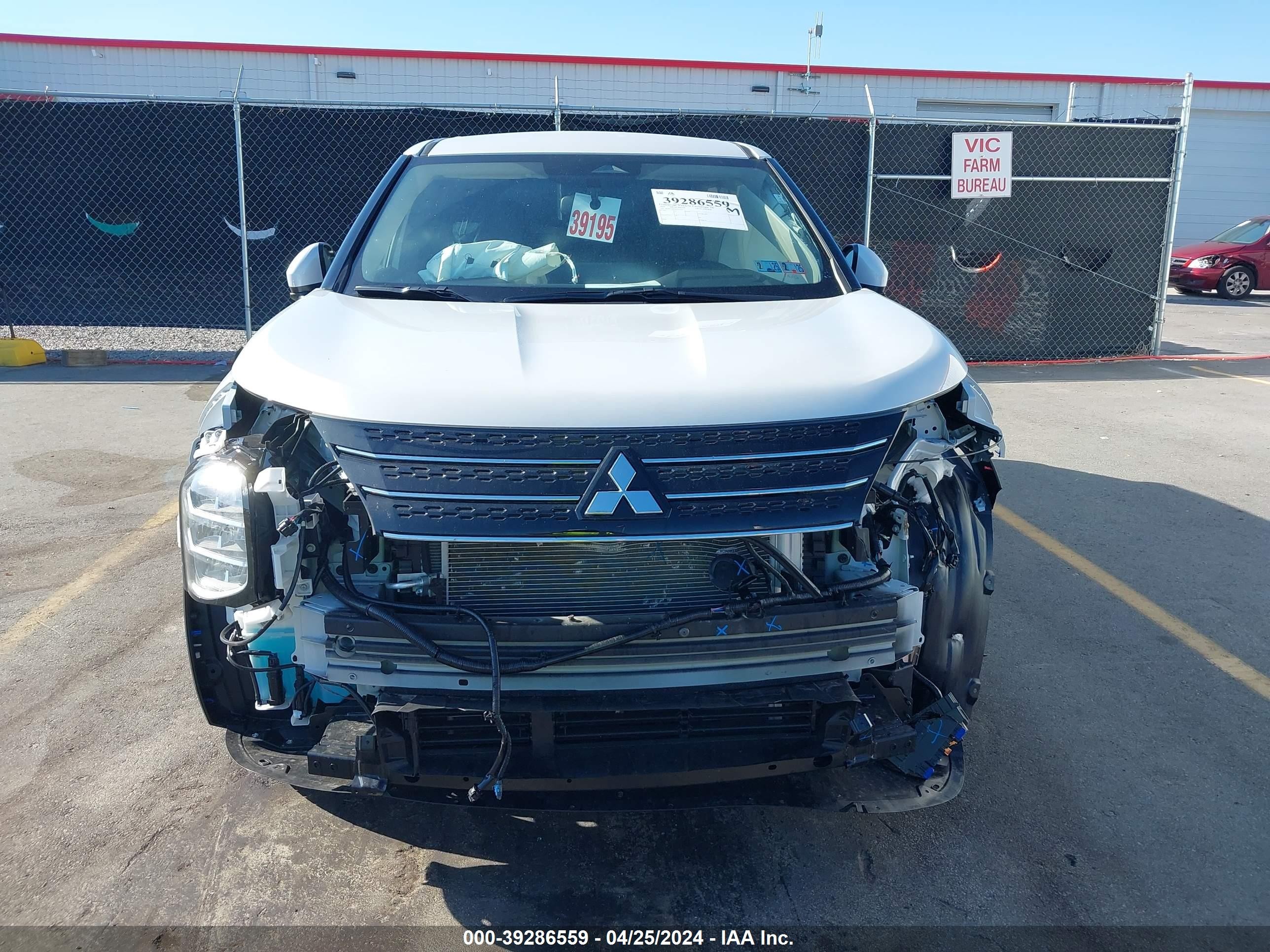 Photo 11 VIN: JA4J4VA8XRZ037053 - MITSUBISHI OUTLANDER 