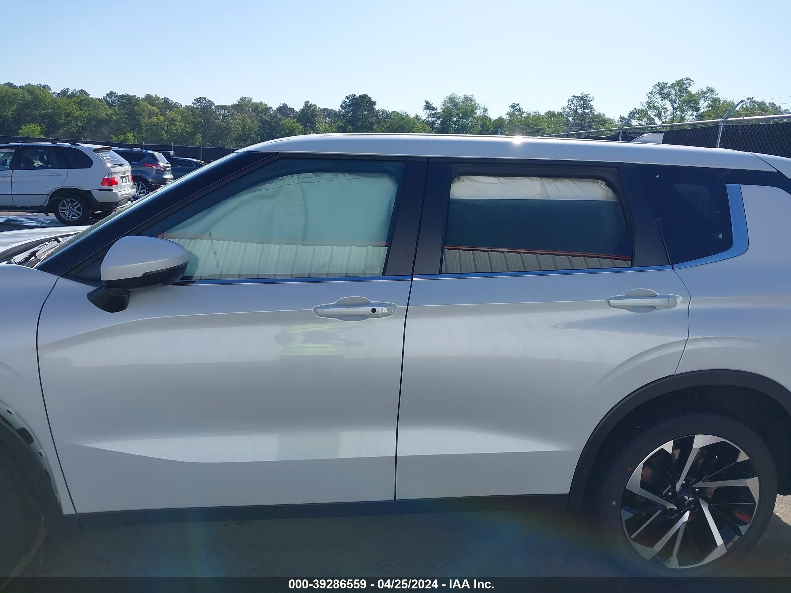 Photo 13 VIN: JA4J4VA8XRZ037053 - MITSUBISHI OUTLANDER 