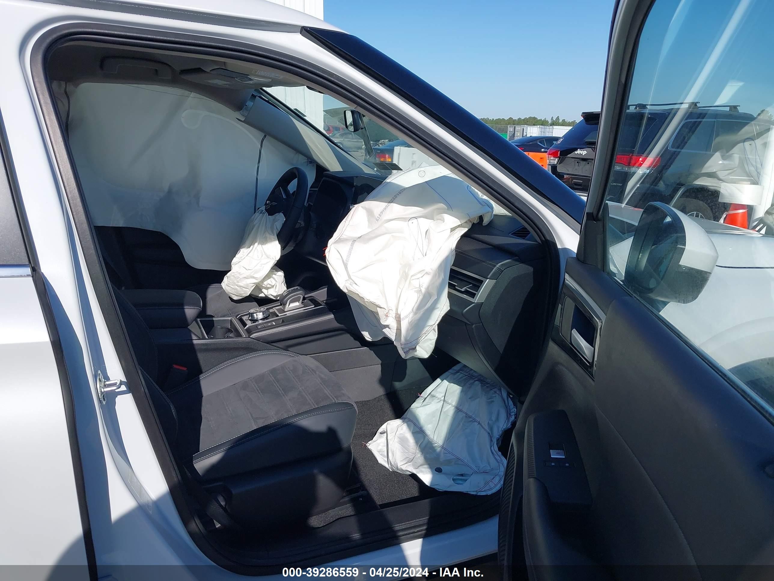 Photo 4 VIN: JA4J4VA8XRZ037053 - MITSUBISHI OUTLANDER 