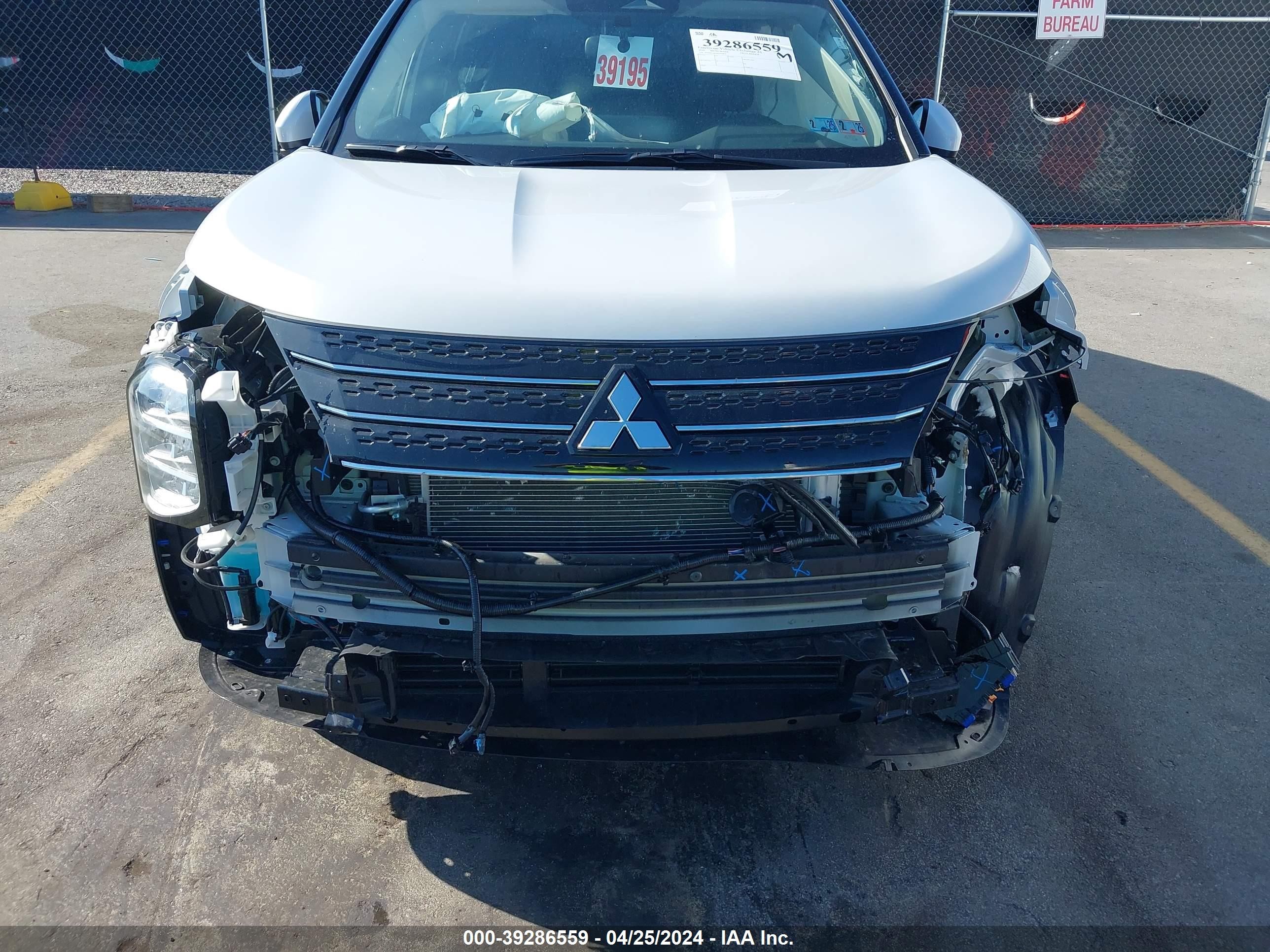 Photo 5 VIN: JA4J4VA8XRZ037053 - MITSUBISHI OUTLANDER 