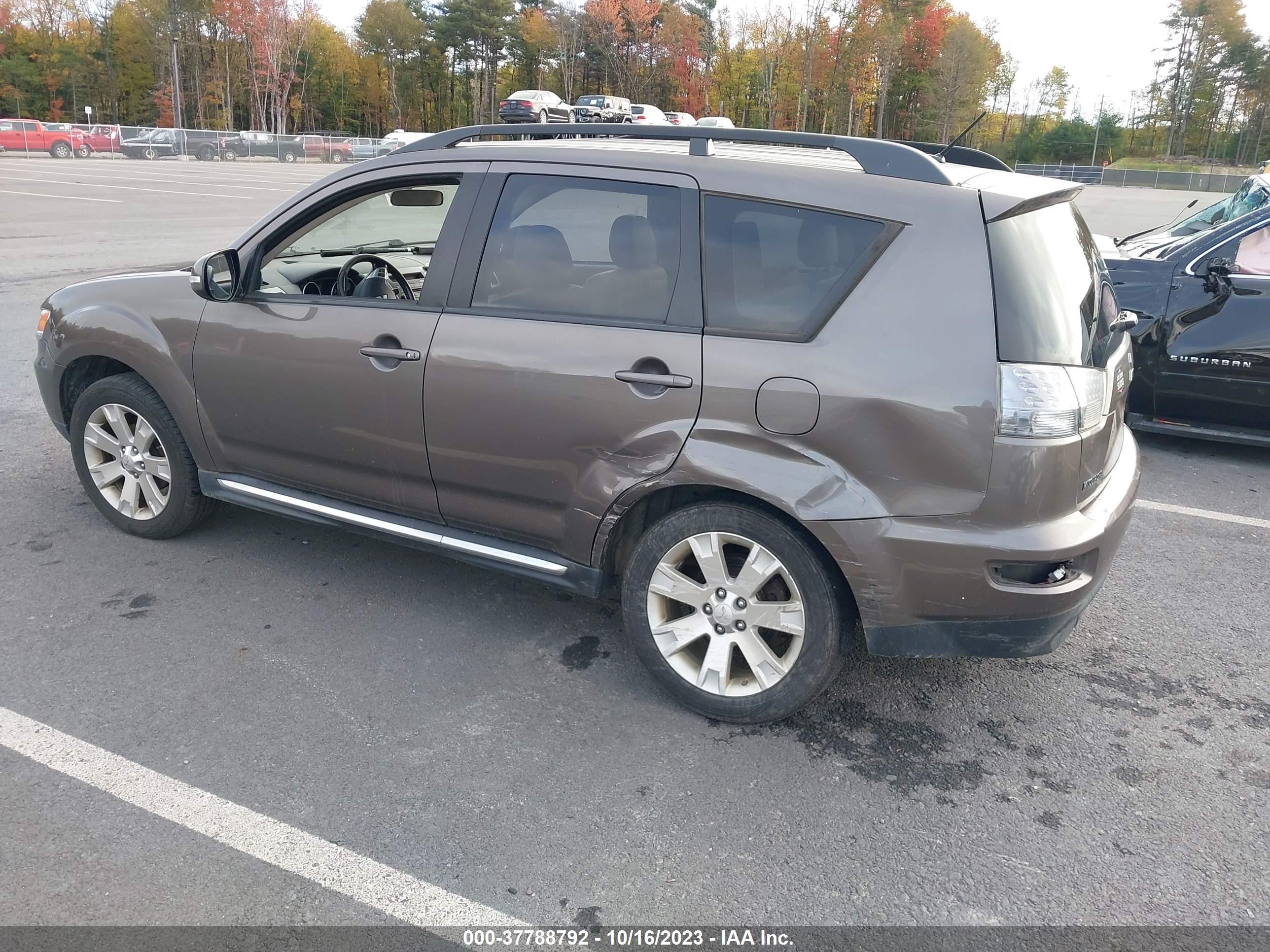 Photo 2 VIN: JA4JT3AW2BU008803 - MITSUBISHI OUTLANDER 