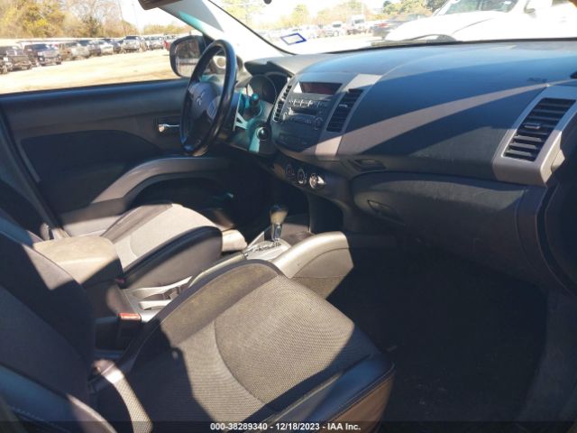 Photo 4 VIN: JA4JT3AW3AZ015910 - MITSUBISHI OUTLANDER 