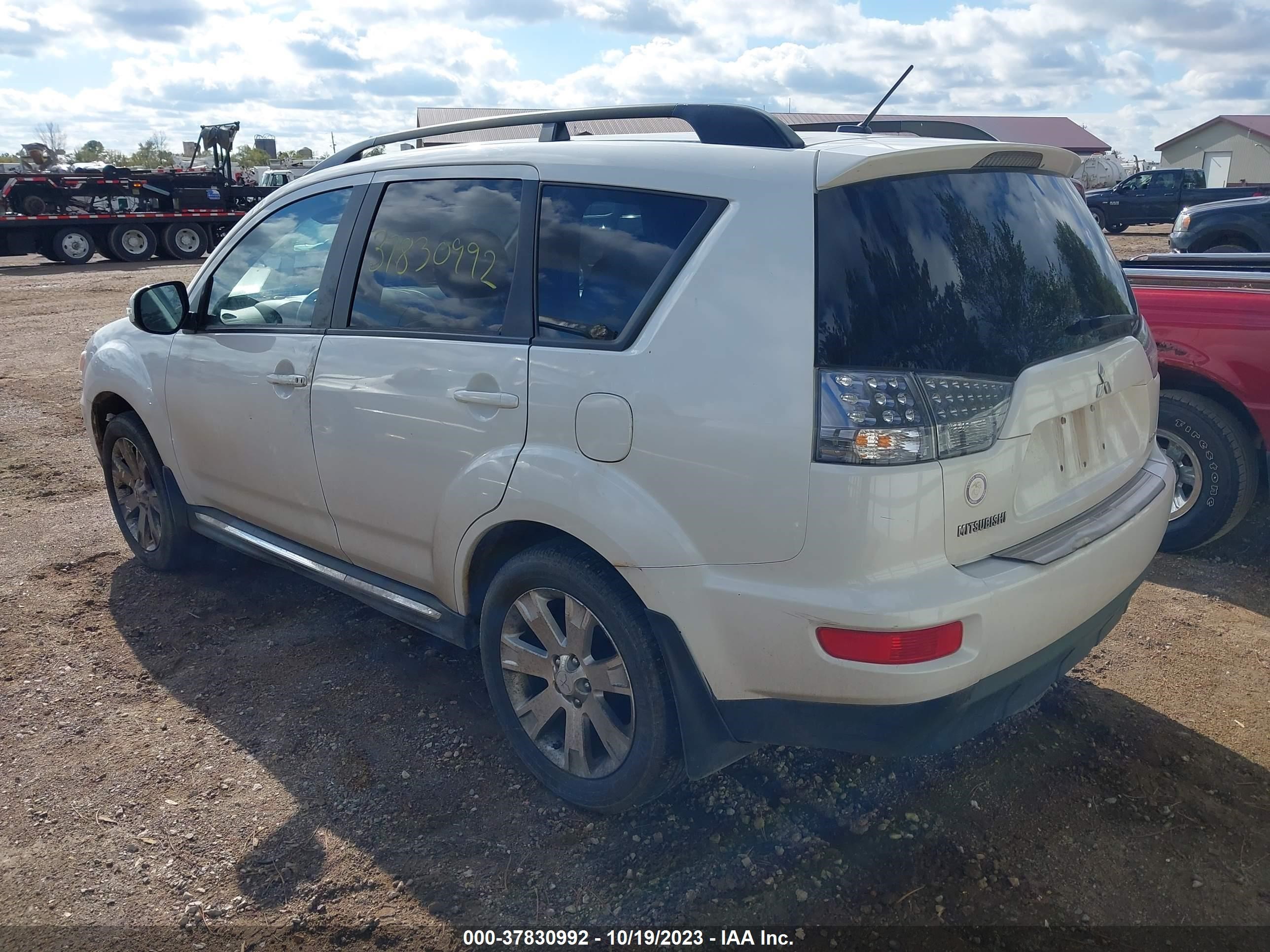 Photo 2 VIN: JA4JT3AWXAZ016035 - MITSUBISHI OUTLANDER 