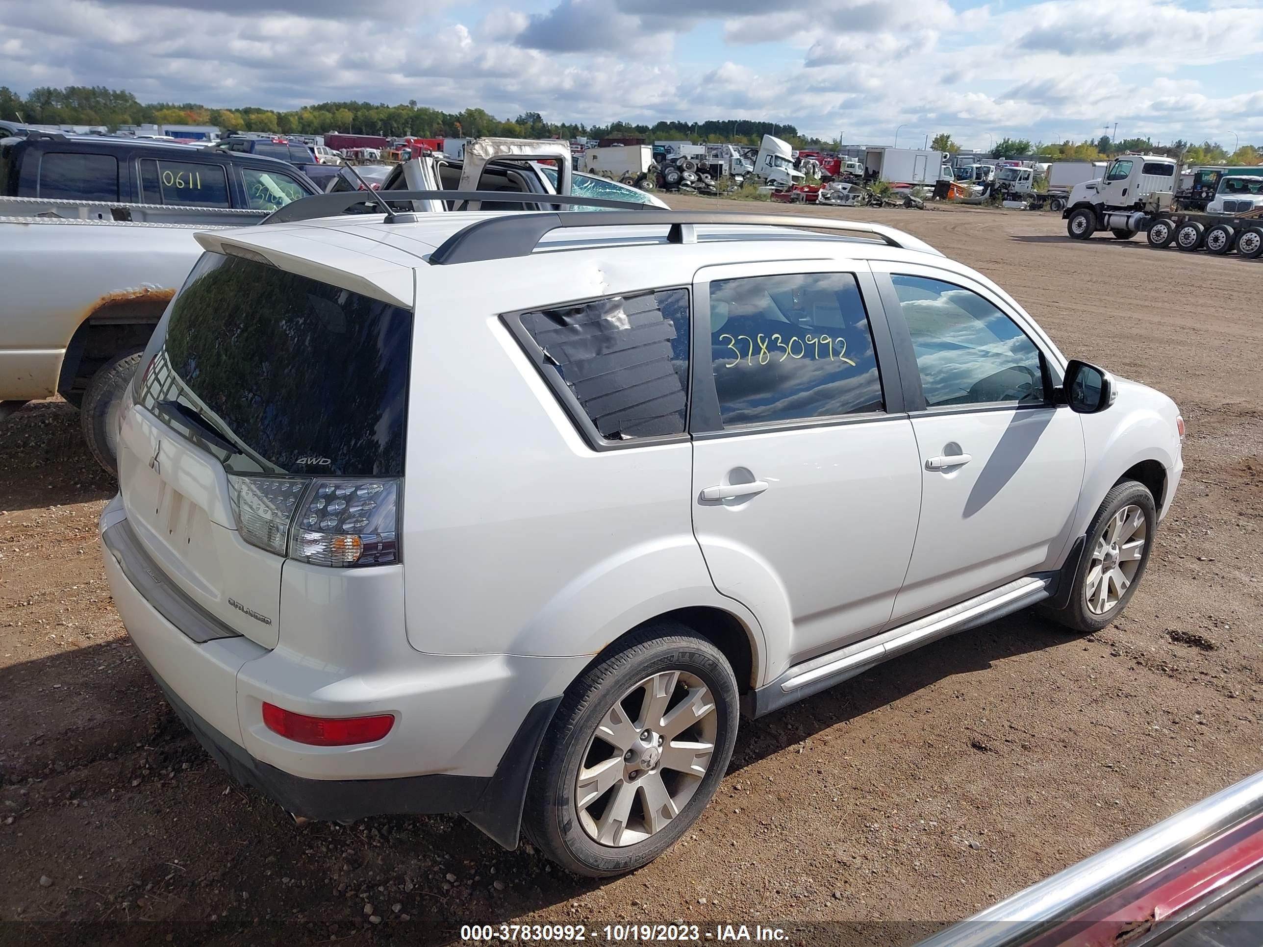 Photo 3 VIN: JA4JT3AWXAZ016035 - MITSUBISHI OUTLANDER 