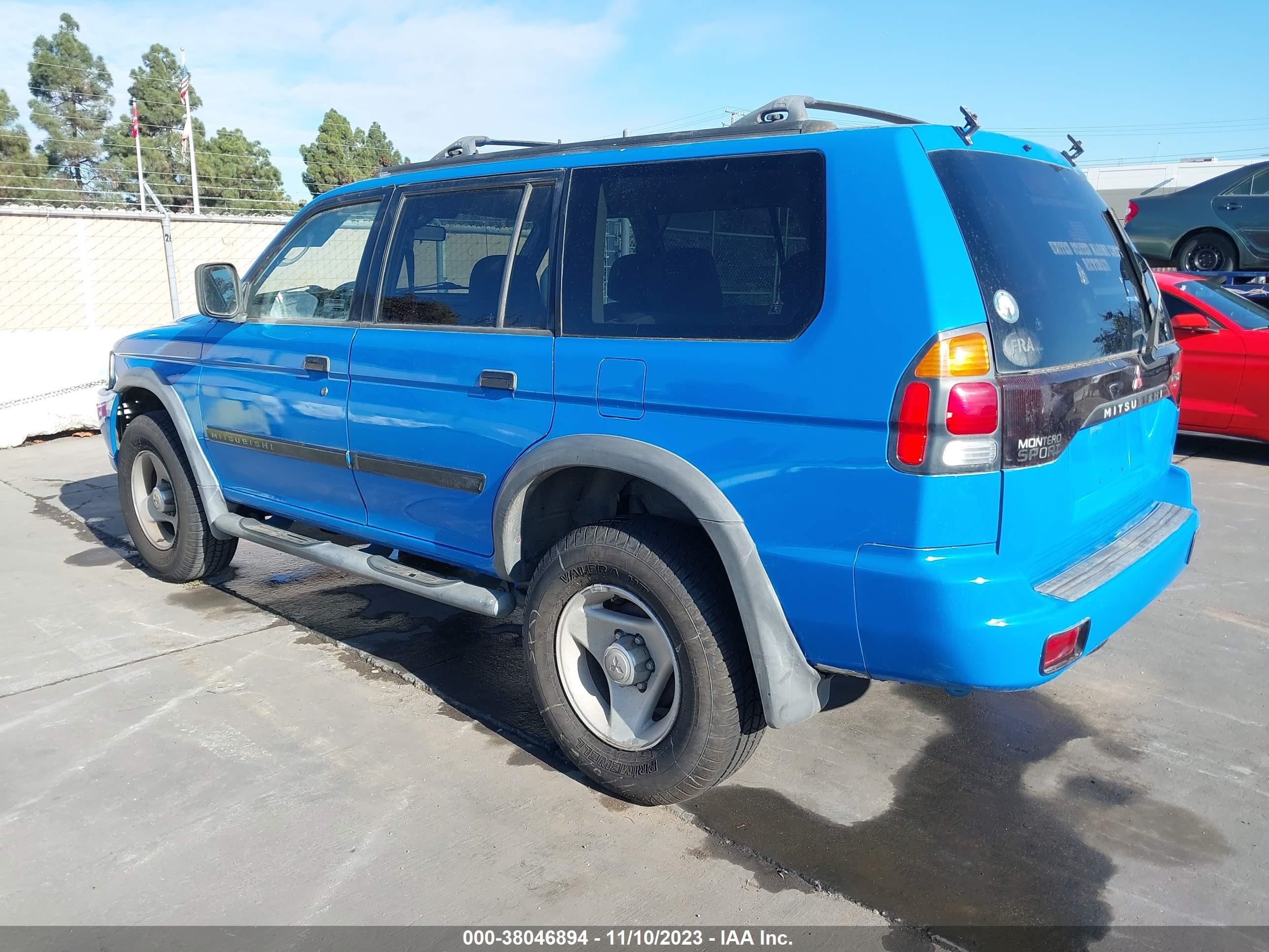 Photo 2 VIN: JA4LS31H0YP026172 - MITSUBISHI MONTERO SPORT 