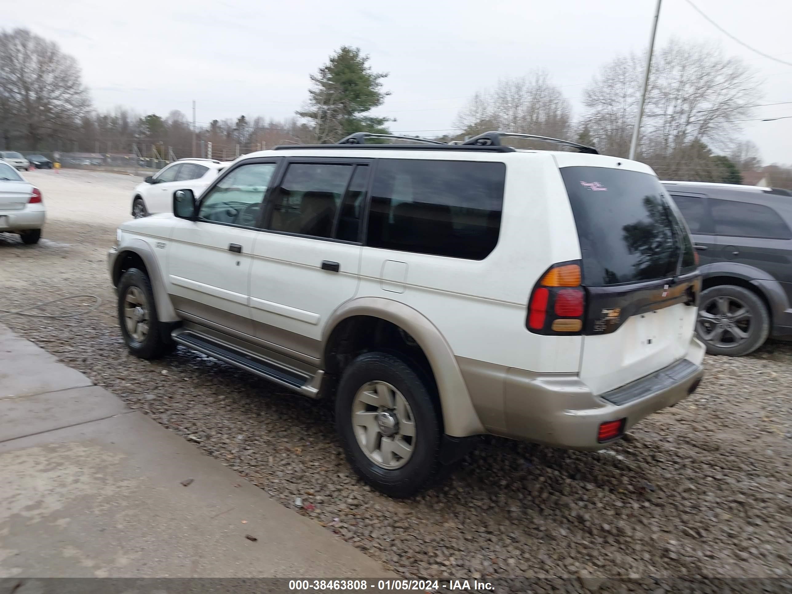 Photo 2 VIN: JA4LS31H0YP054411 - MITSUBISHI MONTERO SPORT 