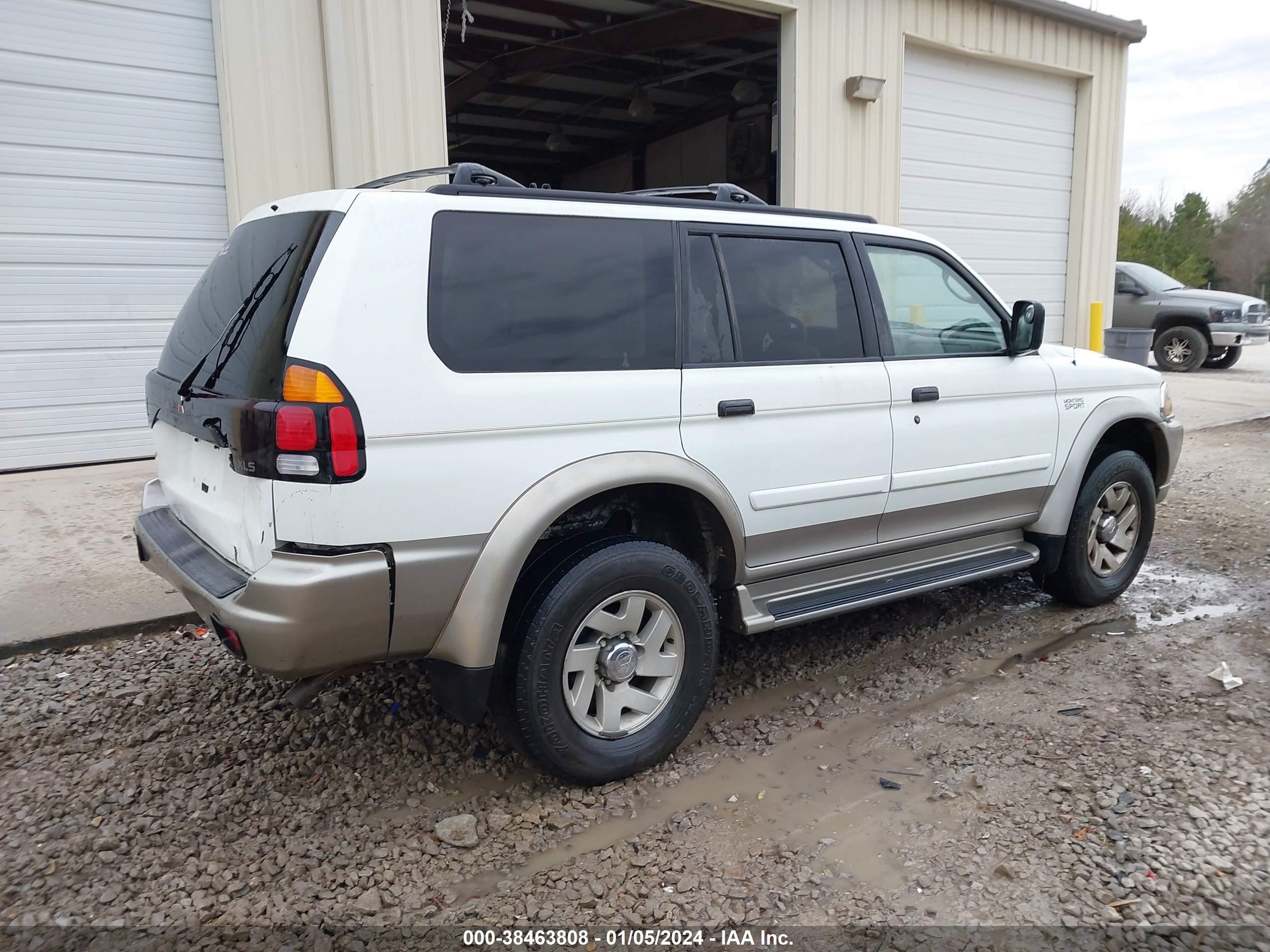 Photo 3 VIN: JA4LS31H0YP054411 - MITSUBISHI MONTERO SPORT 