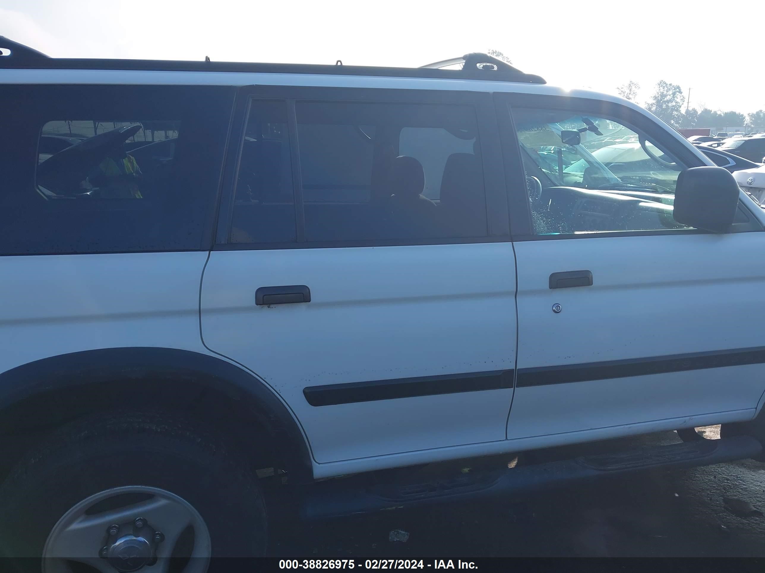 Photo 13 VIN: JA4LS31H2YP020907 - MITSUBISHI MONTERO SPORT 