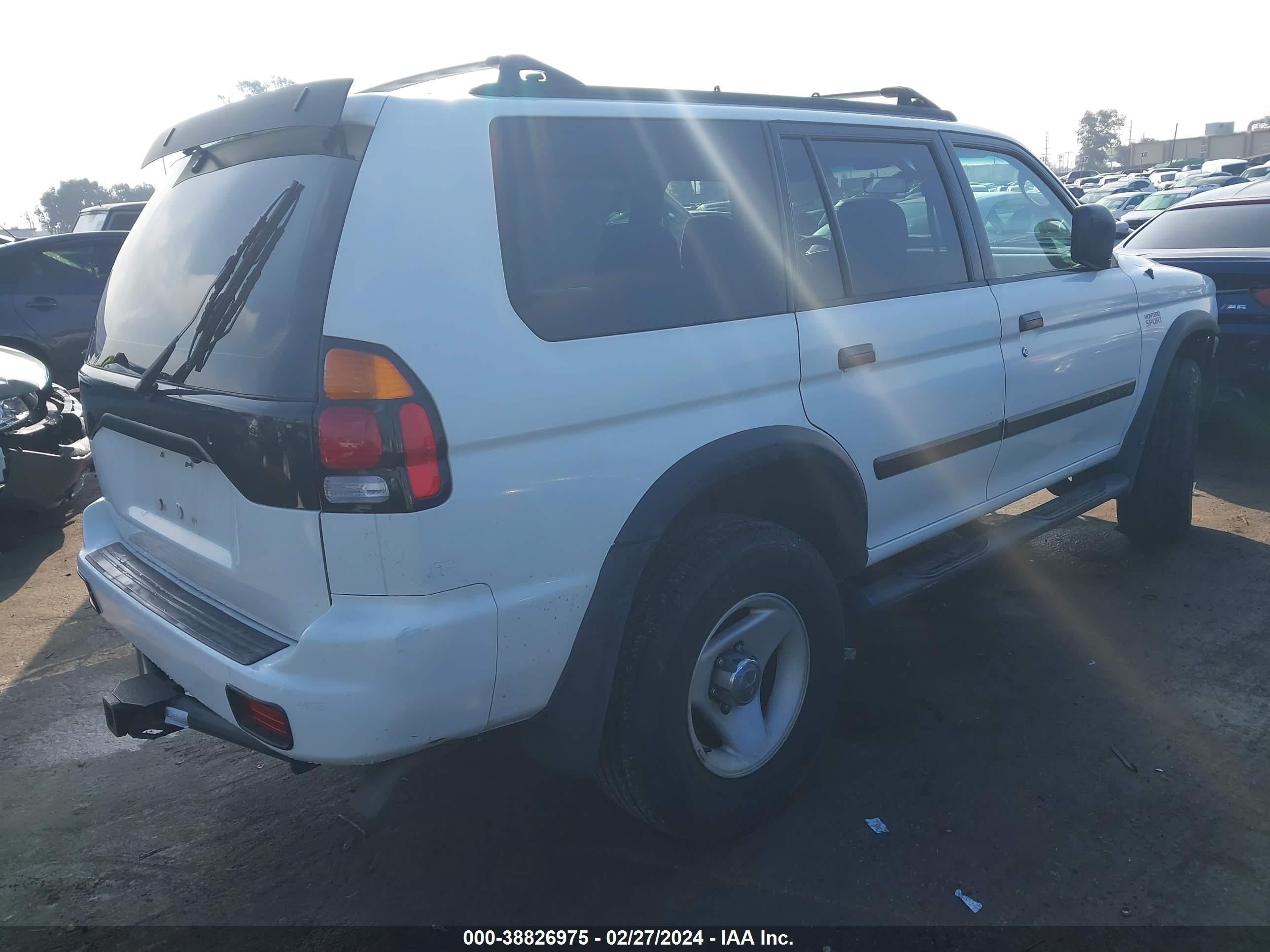 Photo 3 VIN: JA4LS31H2YP020907 - MITSUBISHI MONTERO SPORT 