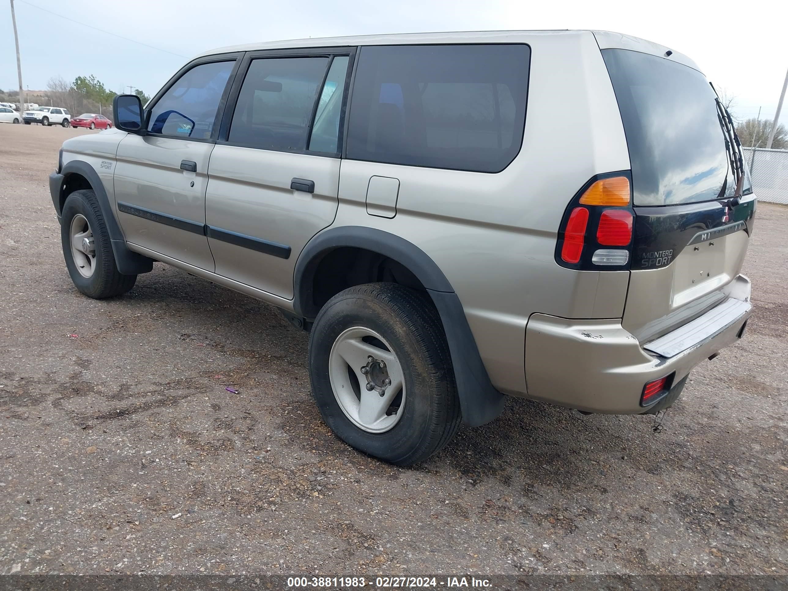 Photo 2 VIN: JA4LS31H4YP025767 - MITSUBISHI MONTERO SPORT 