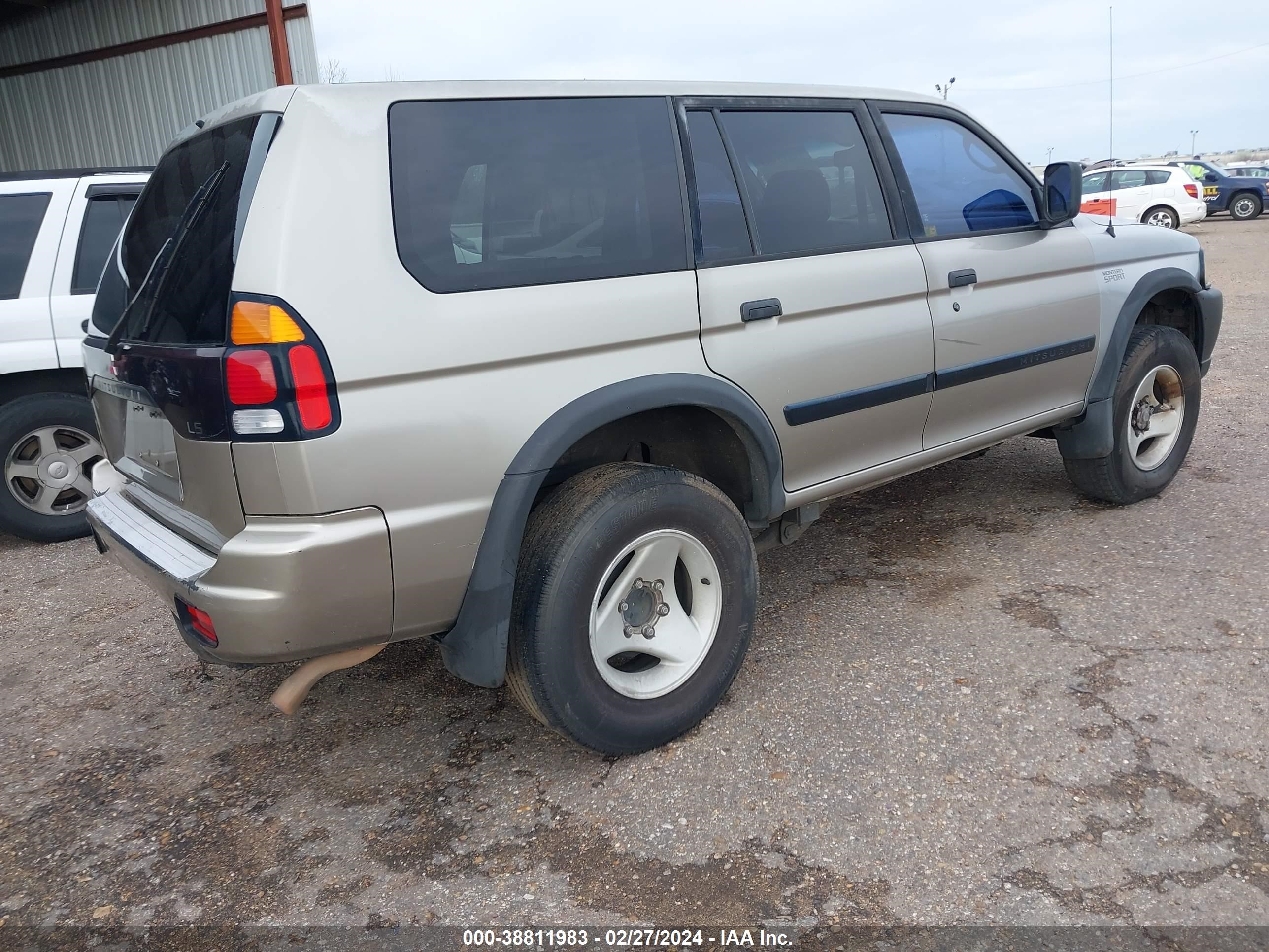 Photo 3 VIN: JA4LS31H4YP025767 - MITSUBISHI MONTERO SPORT 