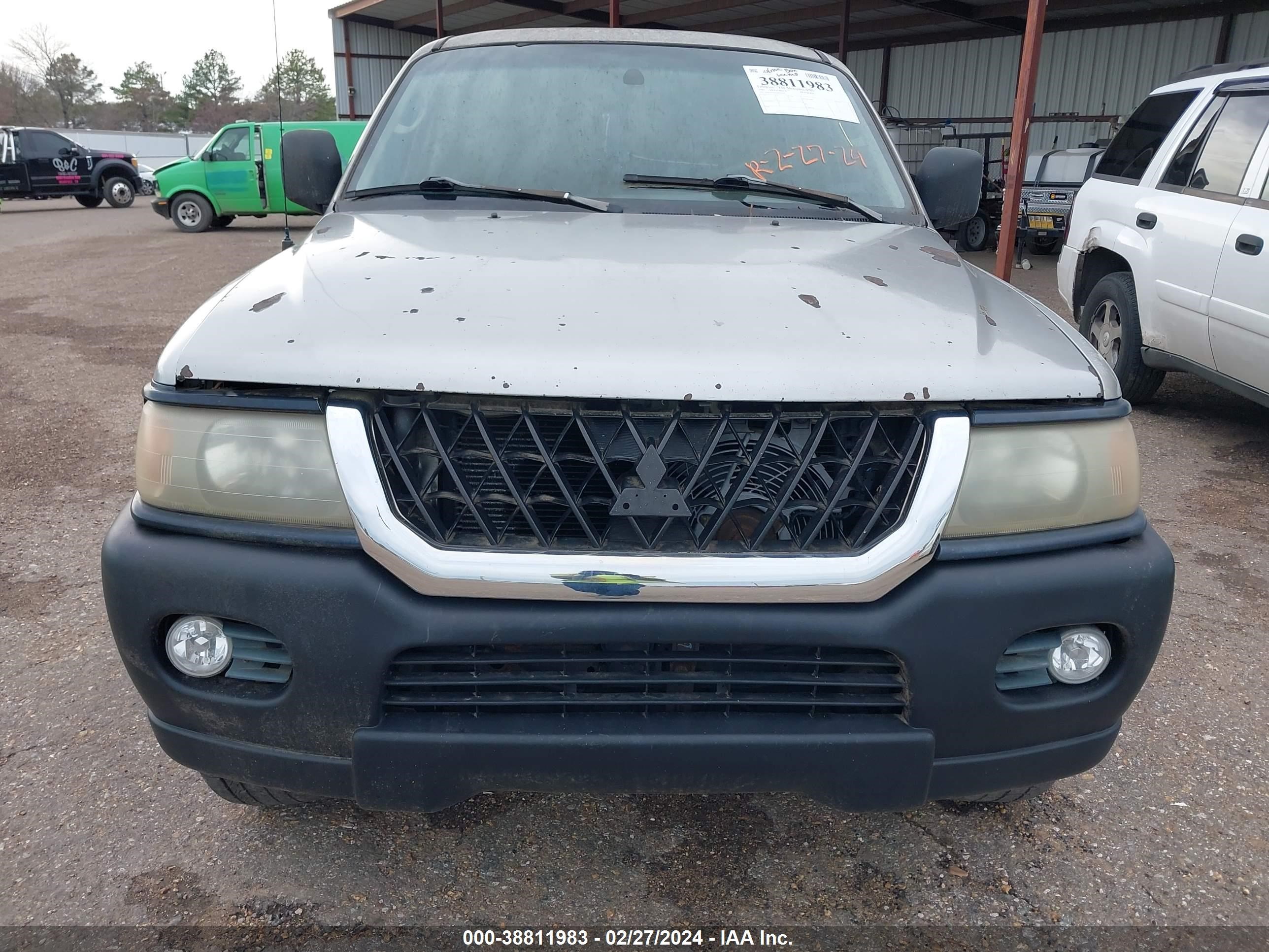 Photo 5 VIN: JA4LS31H4YP025767 - MITSUBISHI MONTERO SPORT 