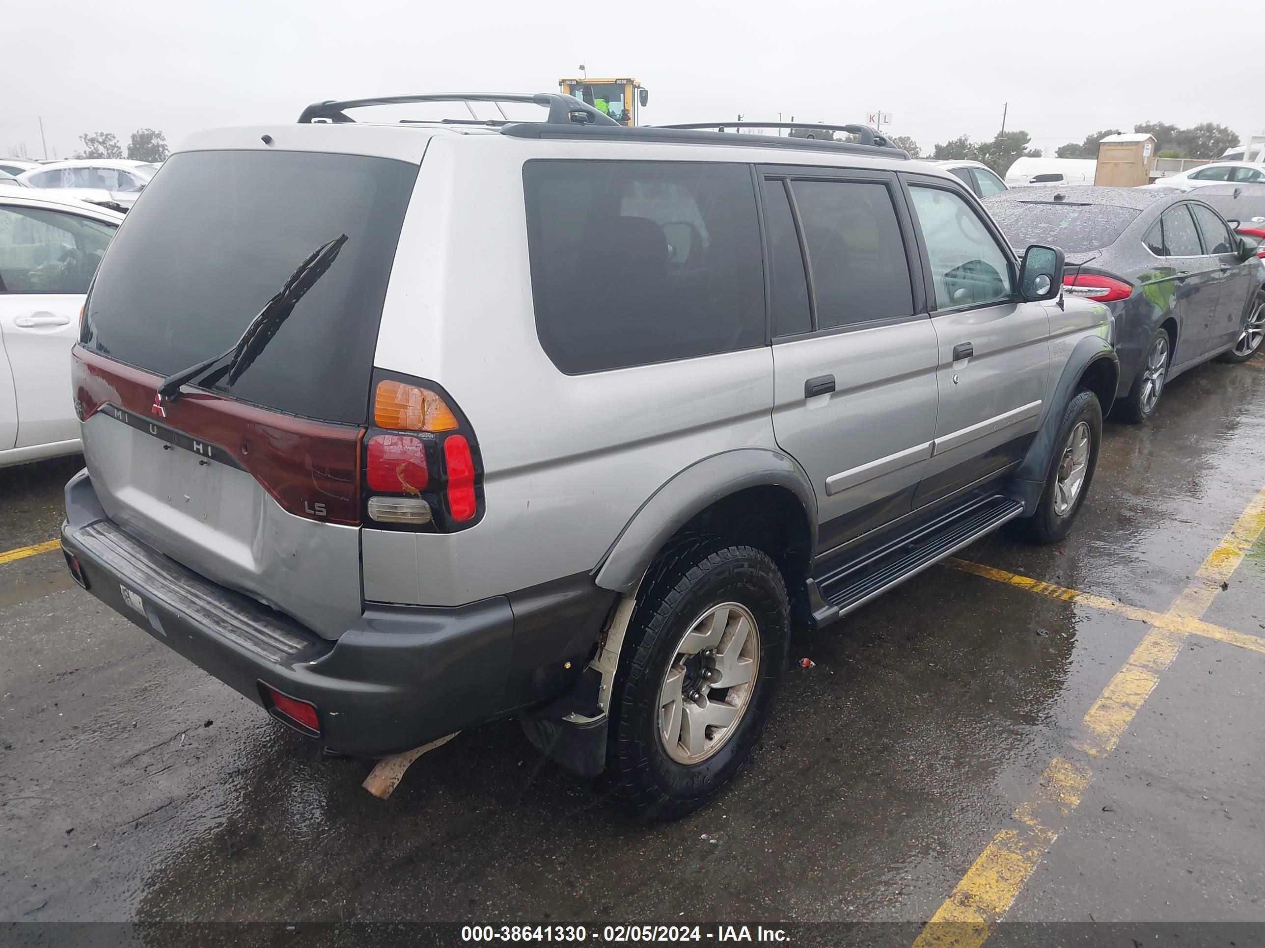 Photo 3 VIN: JA4LS31H4YP807678 - MITSUBISHI MONTERO SPORT 