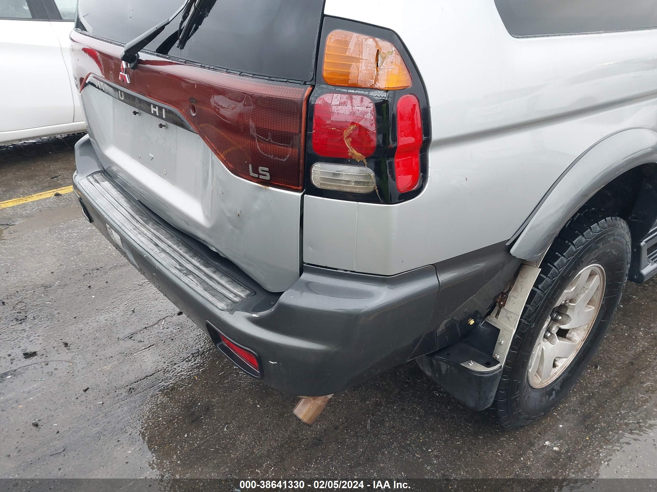 Photo 5 VIN: JA4LS31H4YP807678 - MITSUBISHI MONTERO SPORT 