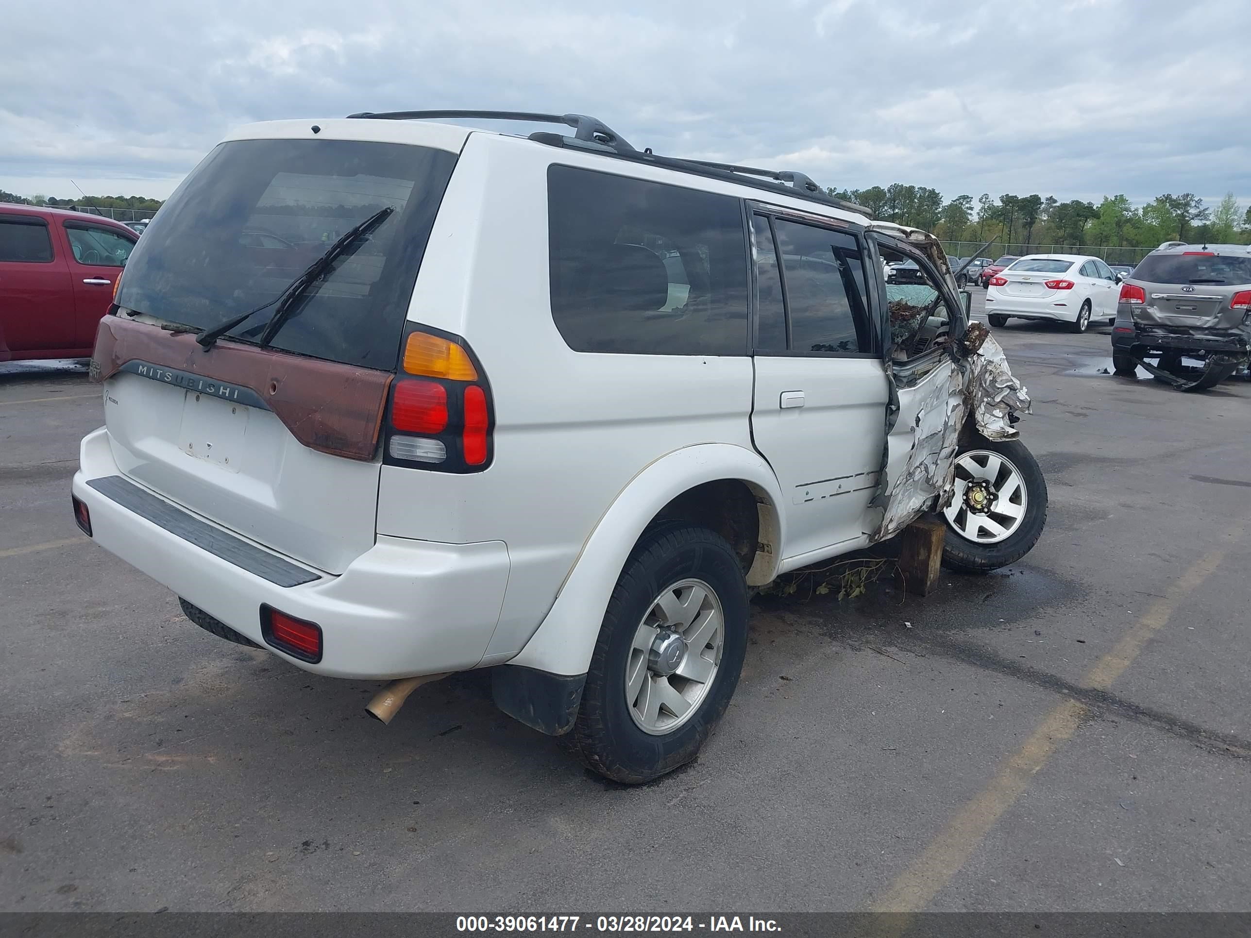 Photo 3 VIN: JA4LS41R0YP054827 - MITSUBISHI MONTERO SPORT 