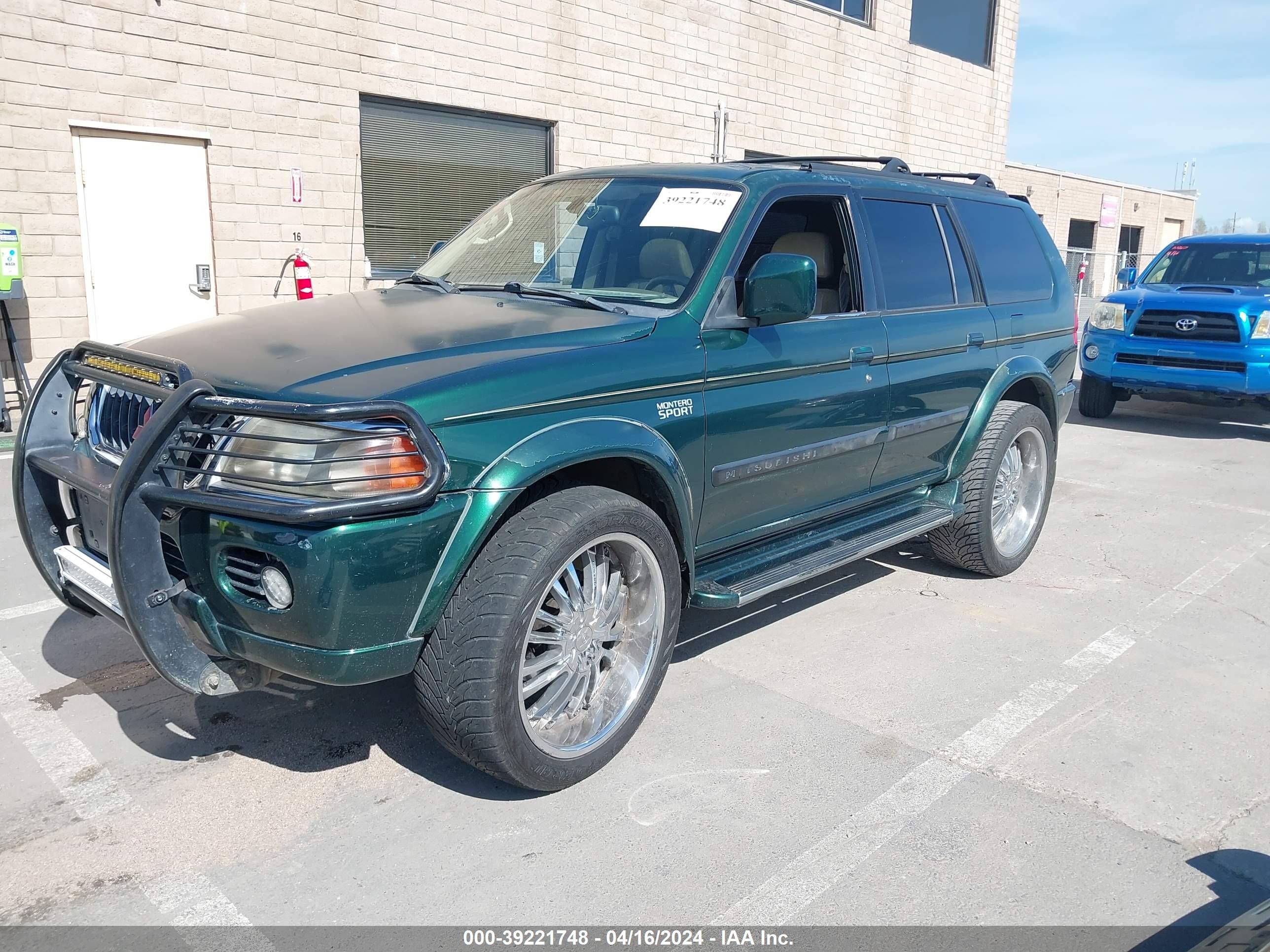 Photo 1 VIN: JA4LS41R8YP020666 - MITSUBISHI MONTERO SPORT 