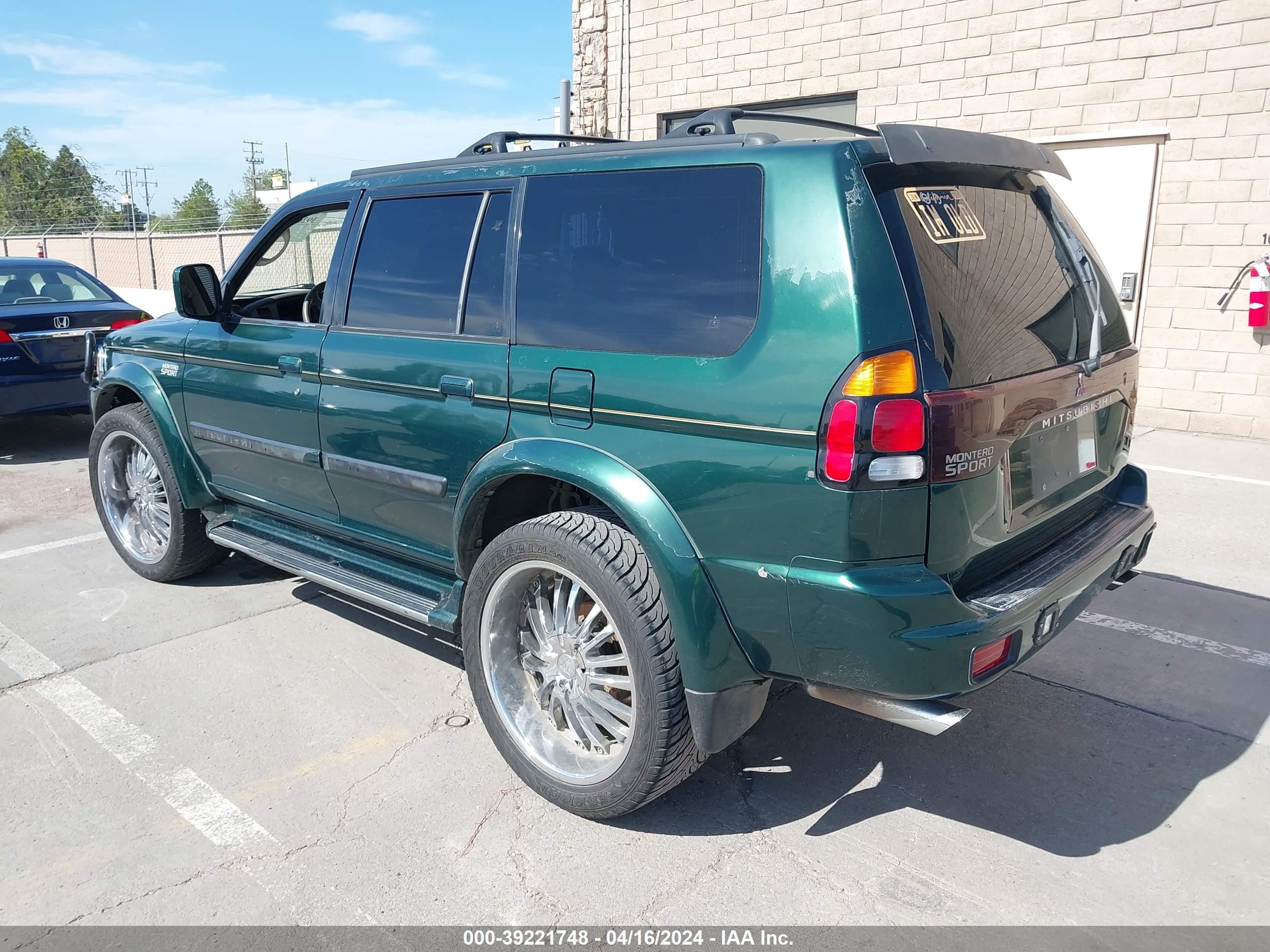 Photo 2 VIN: JA4LS41R8YP020666 - MITSUBISHI MONTERO SPORT 