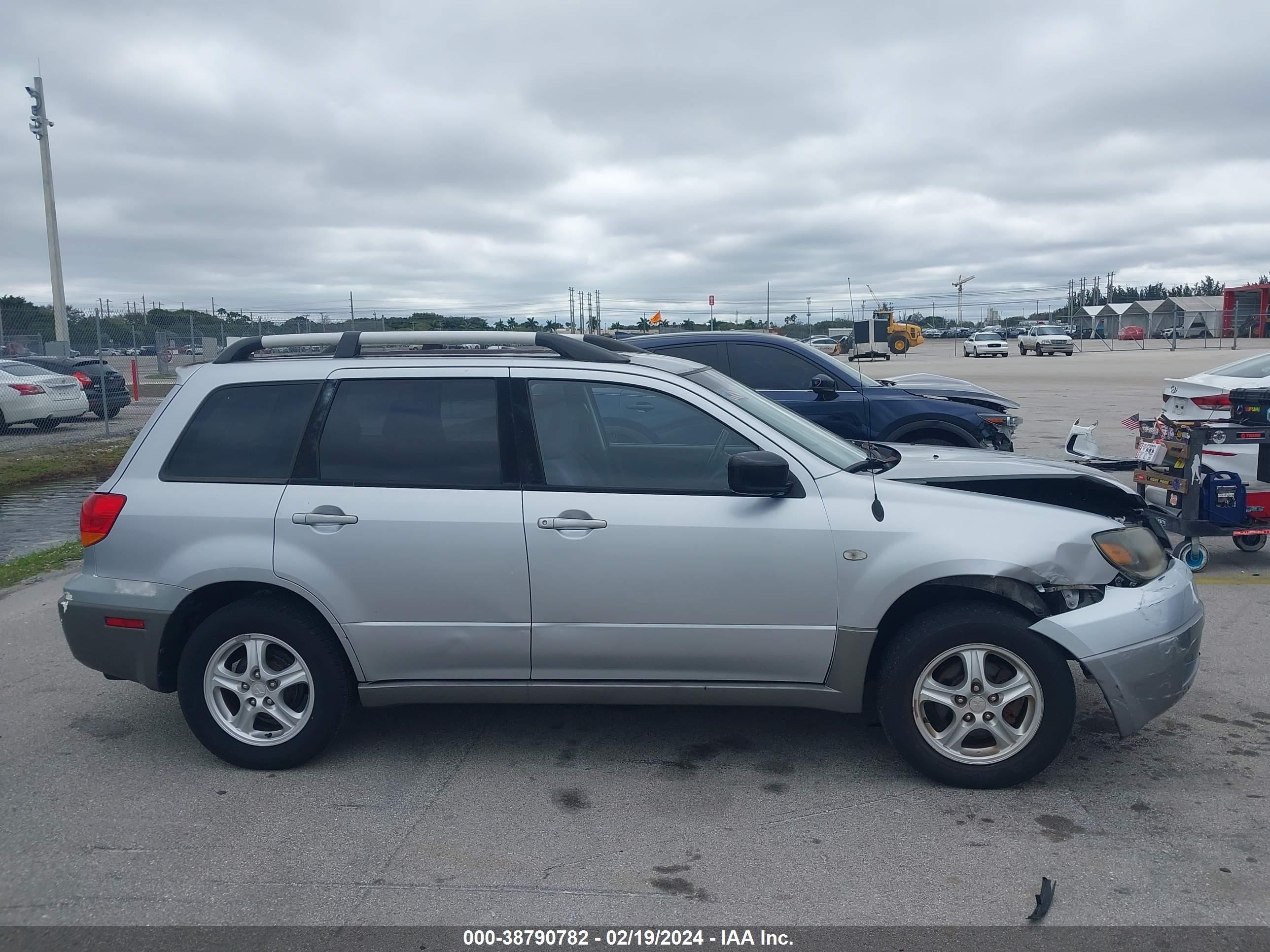 Photo 12 VIN: JA4LX31FX4U003168 - MITSUBISHI OUTLANDER 